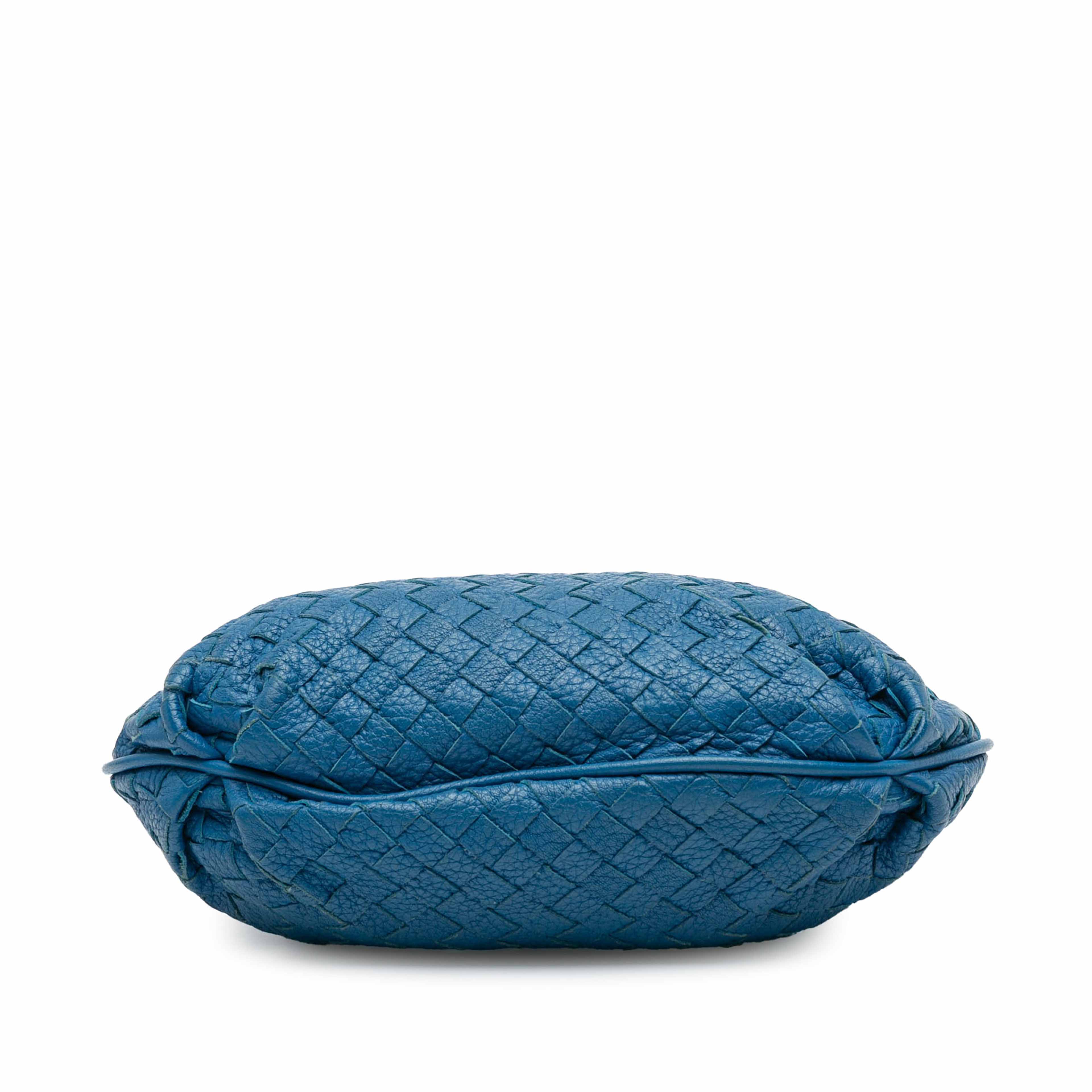 Bottega Veneta Nappa Intrecciato Crossbody, från Luxclusif, i färgen blue. Klicka för att öppna bilden i stort format