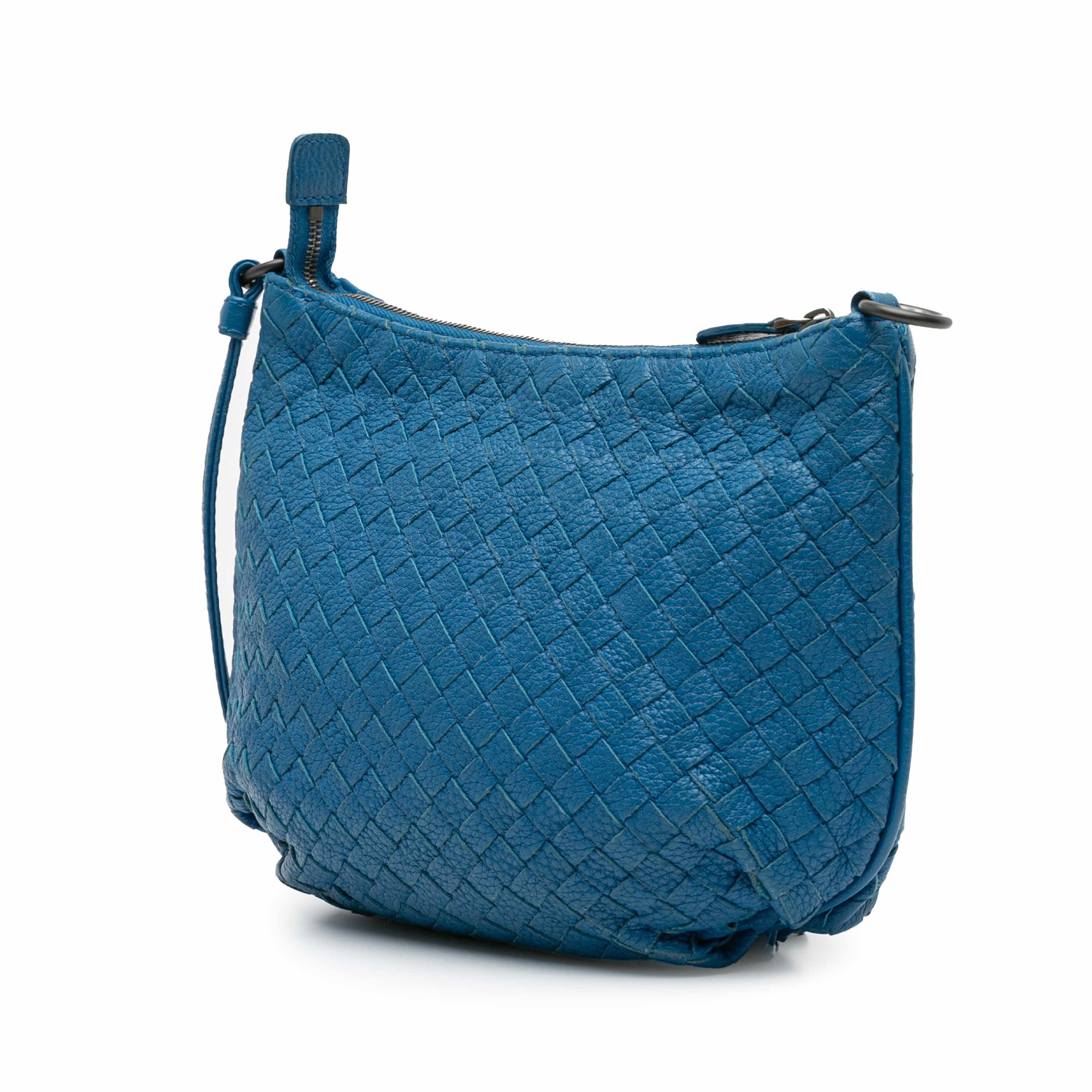 Bottega Veneta Nappa Intrecciato Crossbody, från Luxclusif, i färgen blue. Klicka för att öppna bilden i stort format