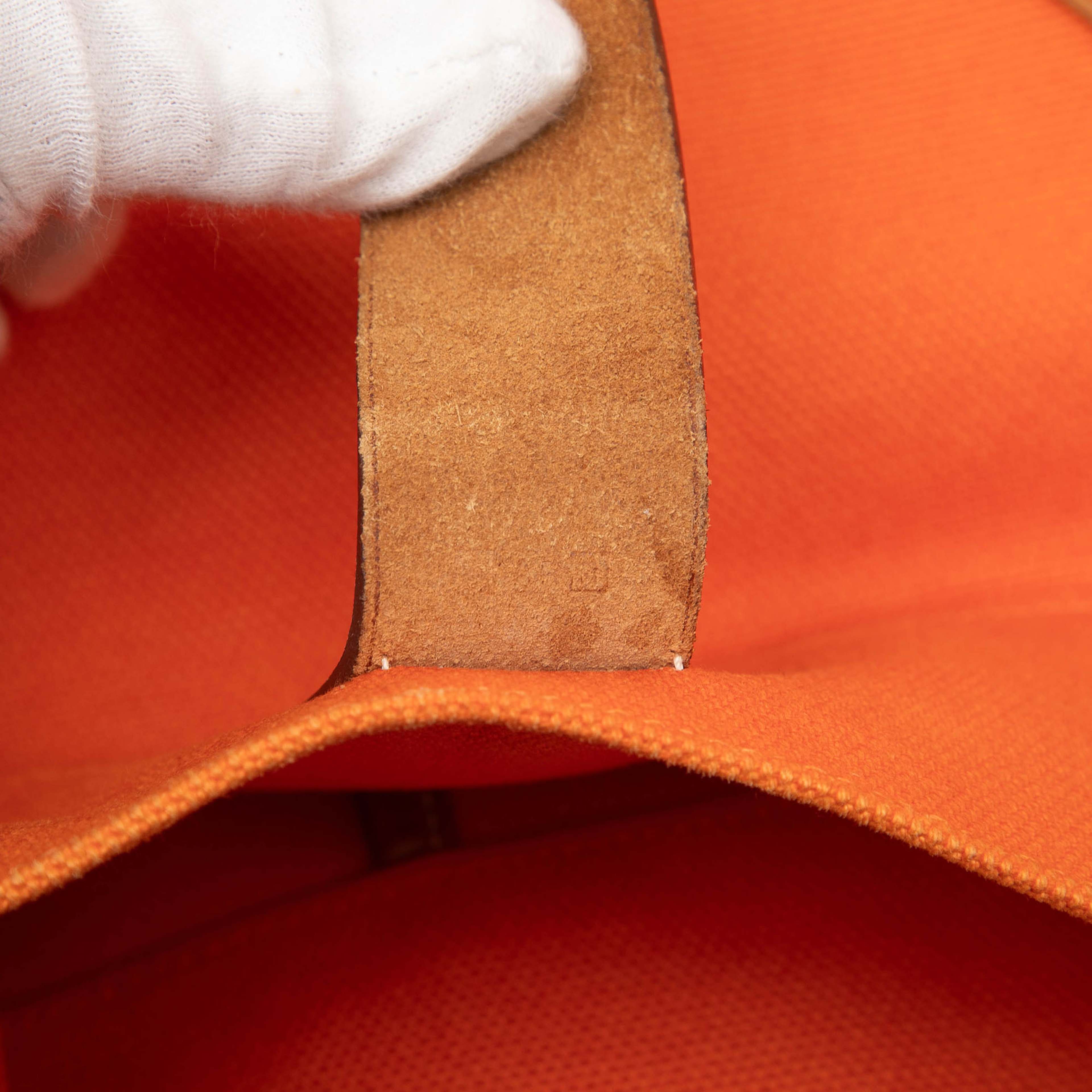 Hermès Toile Etriviere Shopping Tote, från Luxclusif, i färgen orange. Klicka för att öppna bilden i stort format