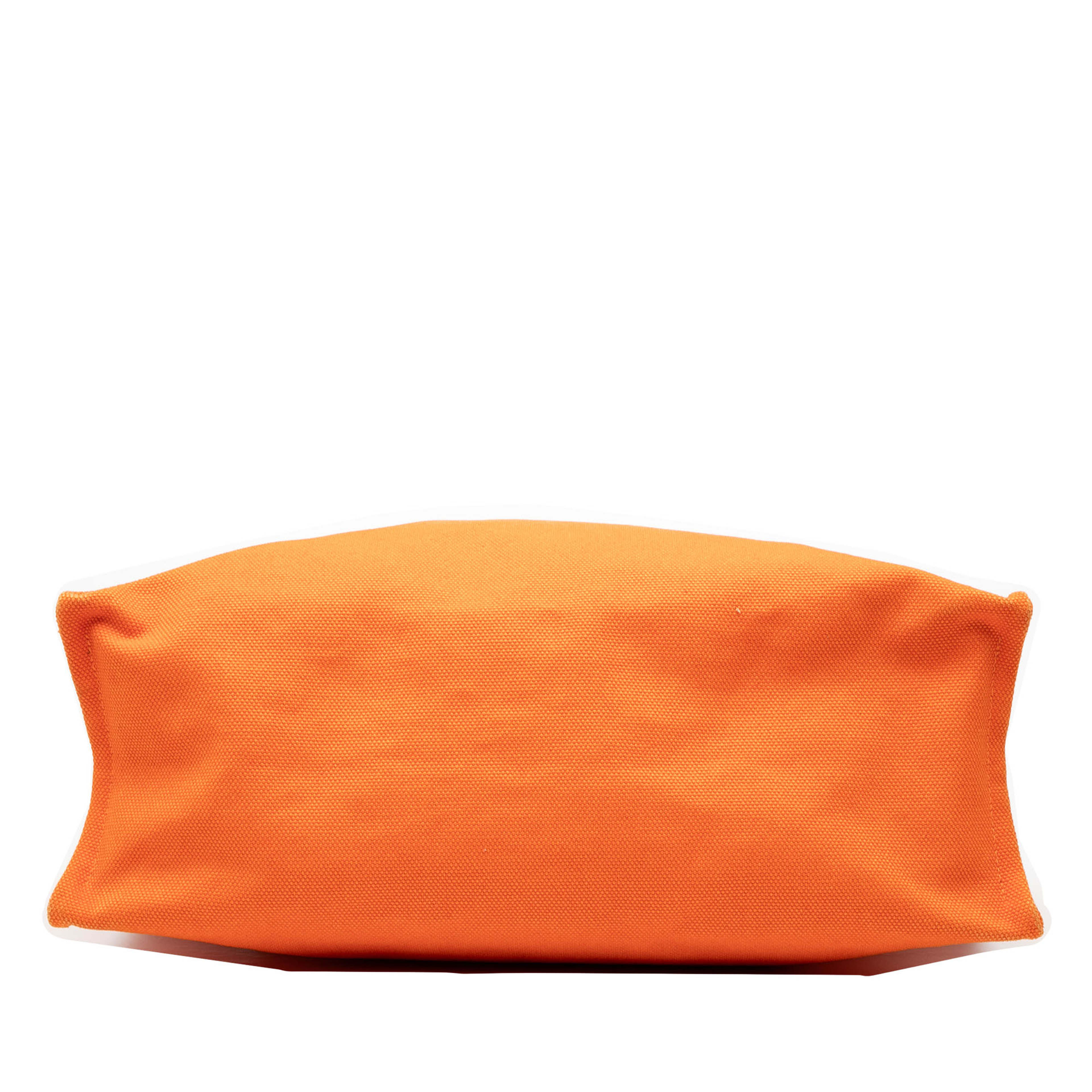 Hermès Toile Etriviere Shopping Tote, från Luxclusif, i färgen orange. Klicka för att öppna bilden i stort format