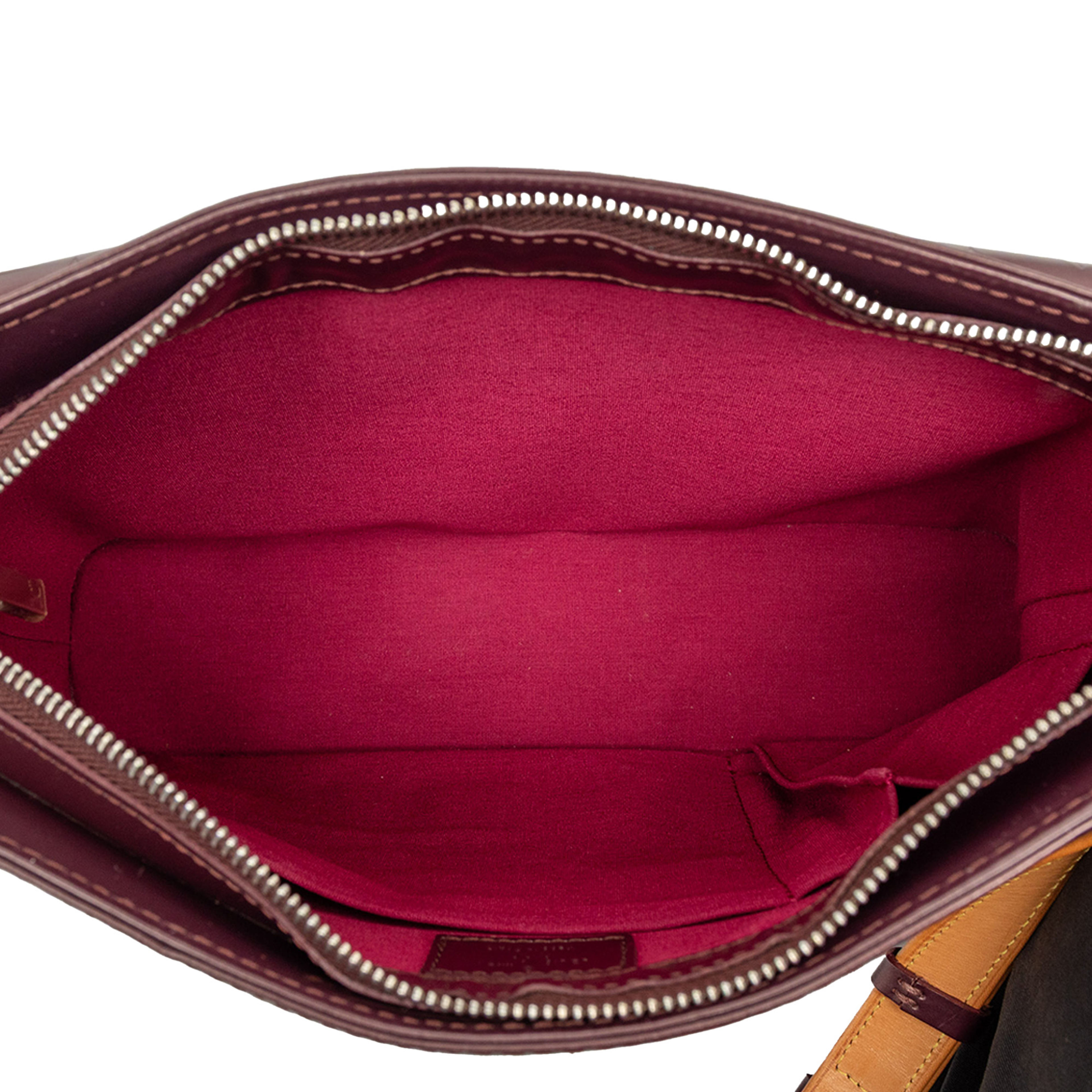 Louis Vuitton Monogram Mat Alston, från Luxclusif, i färgen burgundy. Klicka för att öppna bilden i stort format