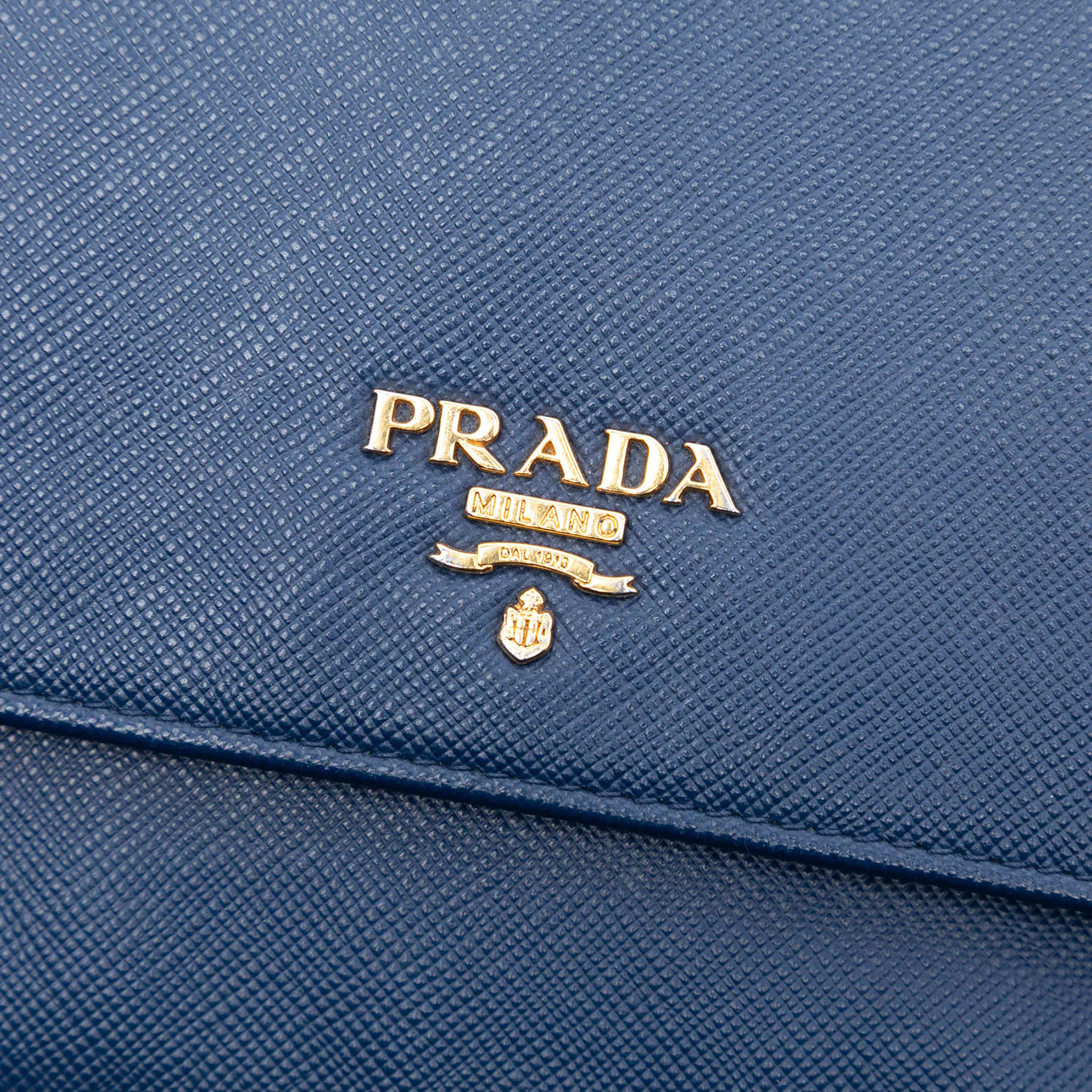 Prada Saffiano Wallet On Chain, från Luxclusif, i färgen blue. Klicka för att öppna bilden i stort format