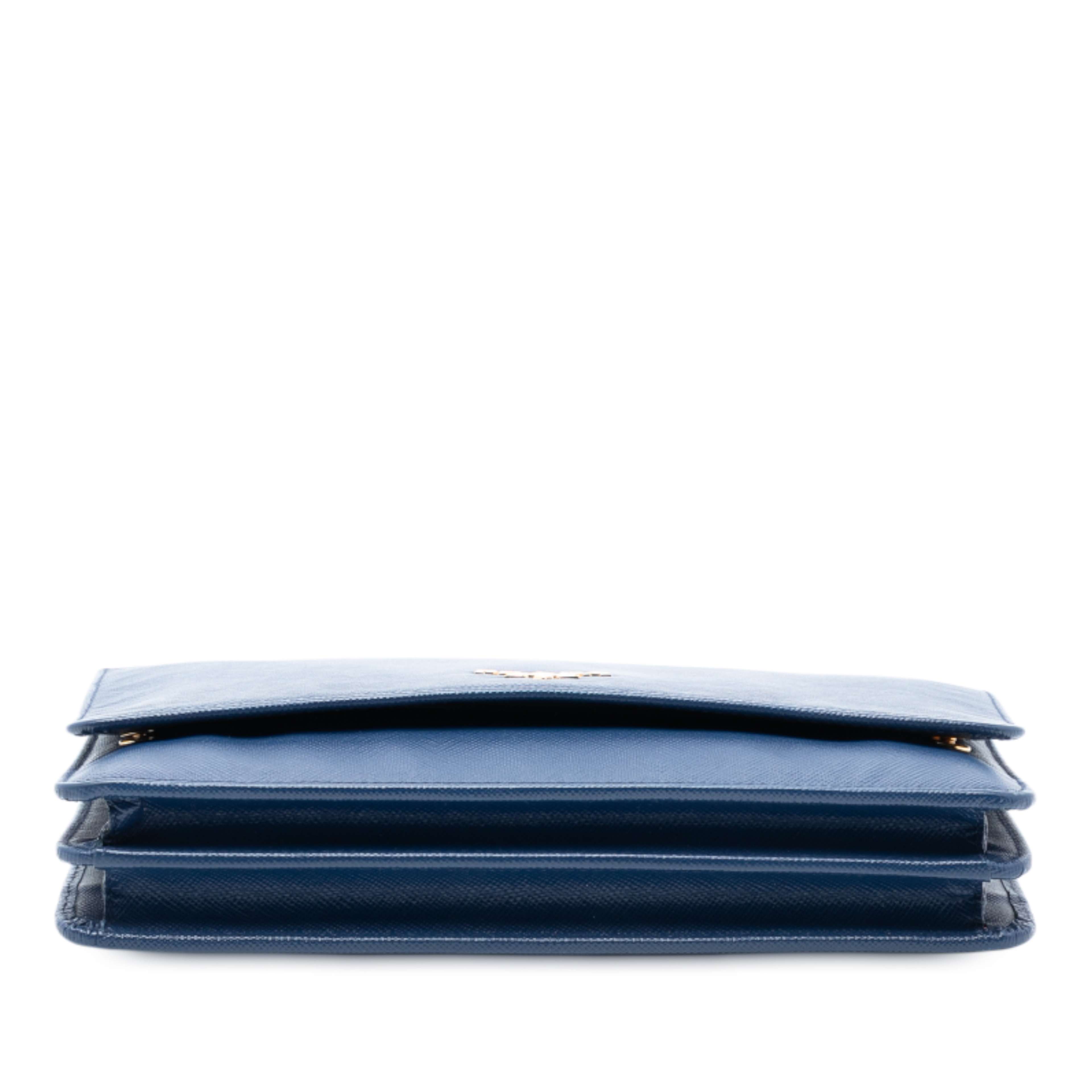 Prada Saffiano Wallet On Chain, från Luxclusif, i färgen blå. Klicka för att öppna bilden i stort format