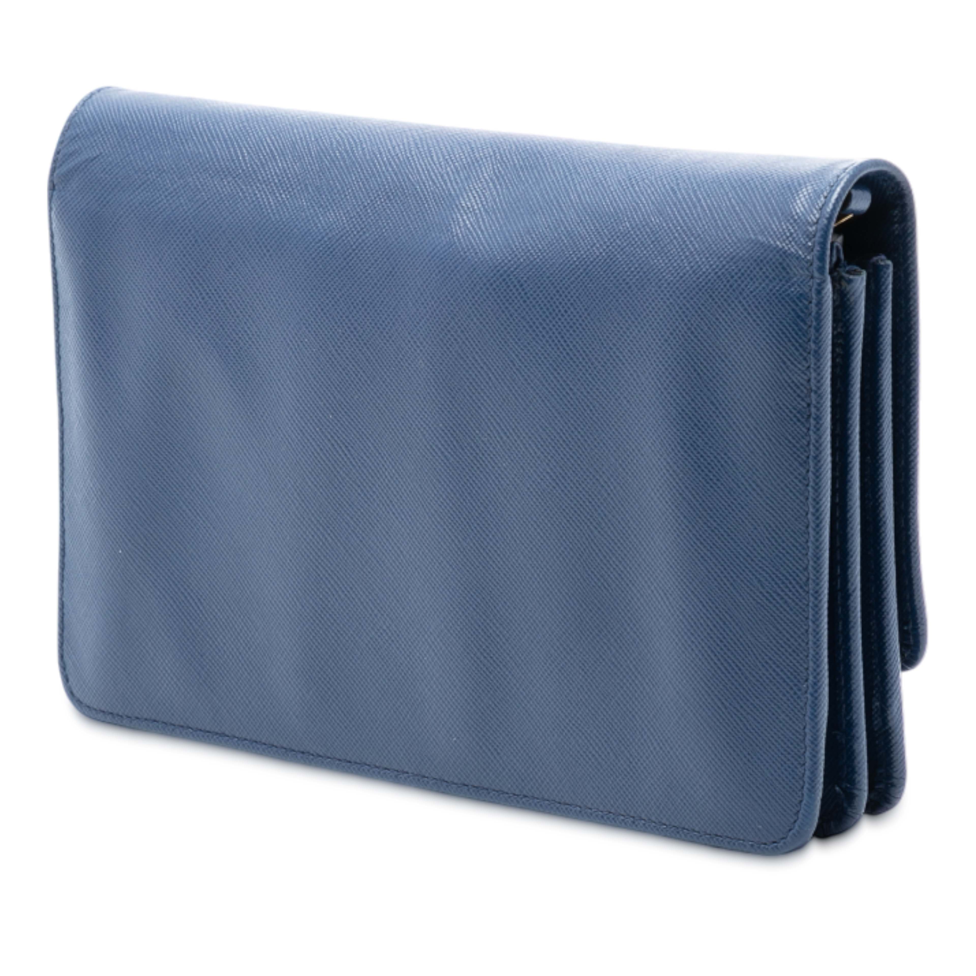 Prada Saffiano Wallet On Chain, från Luxclusif, i färgen blue. Klicka för att öppna bilden i stort format