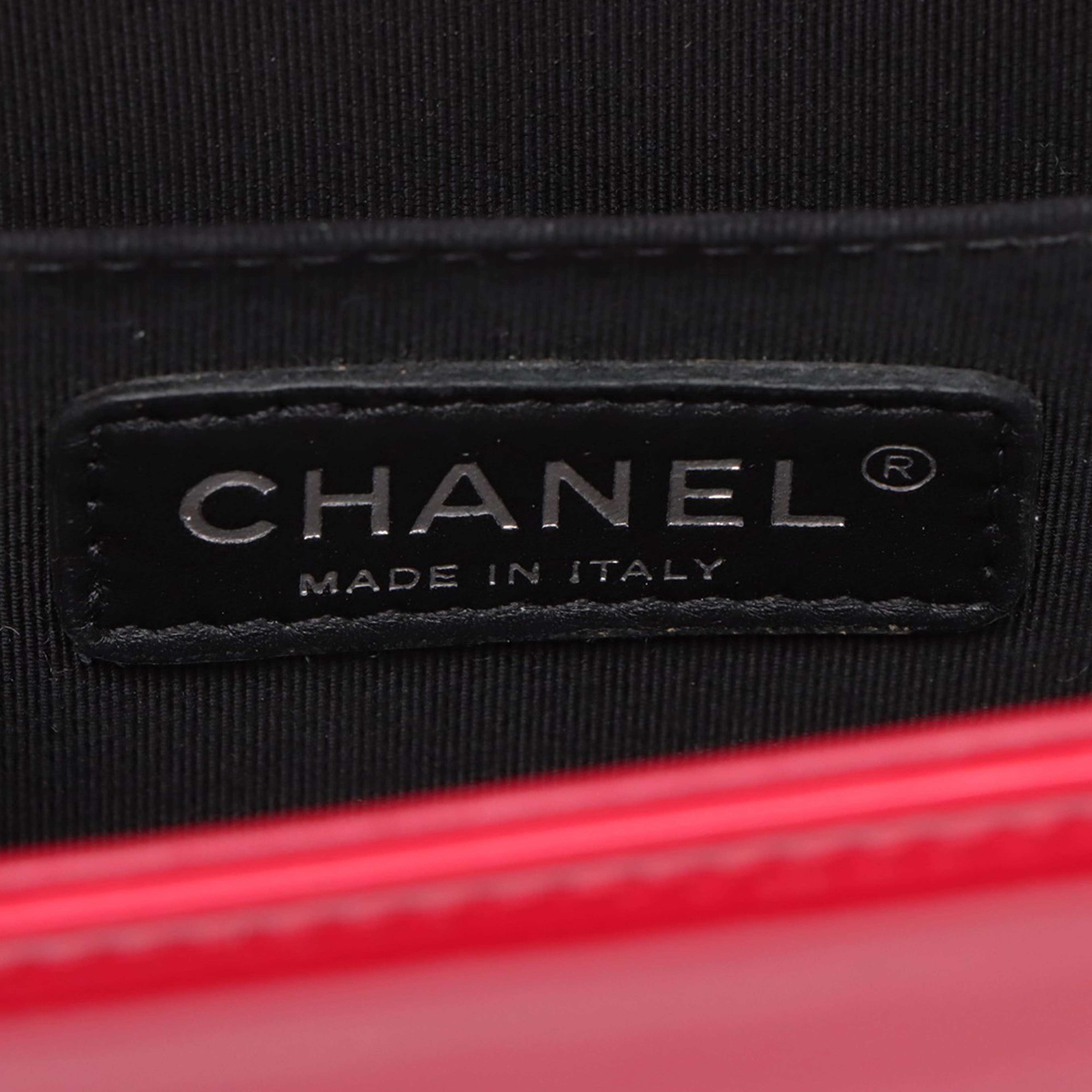 Chanel Old Medium Quilted Patent Acrylic Boy Flap, från Luxclusif, i färgen red. Klicka för att öppna bilden i stort format