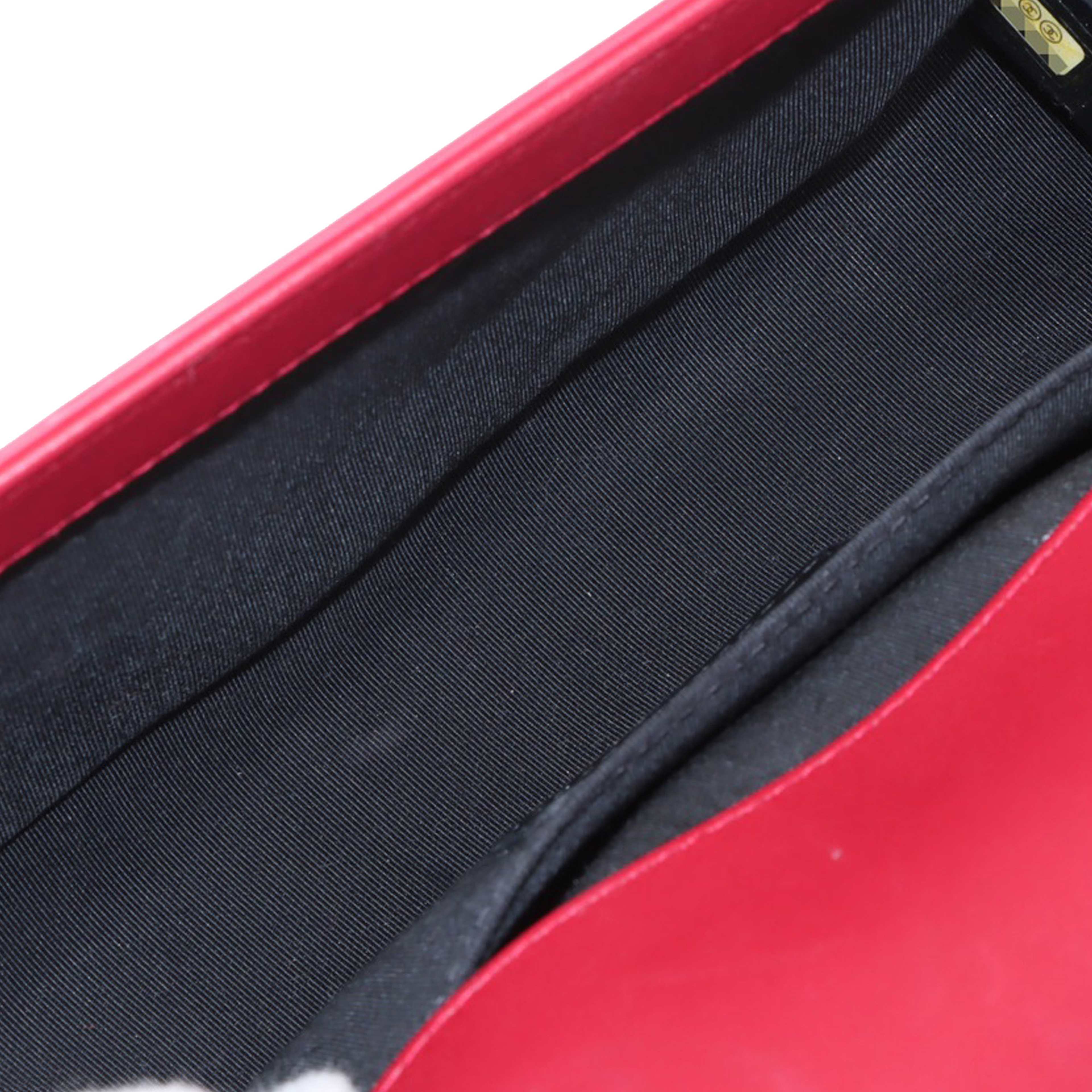 Chanel Old Medium Quilted Patent Acrylic Boy Flap, från Luxclusif, i färgen red. Klicka för att öppna bilden i stort format