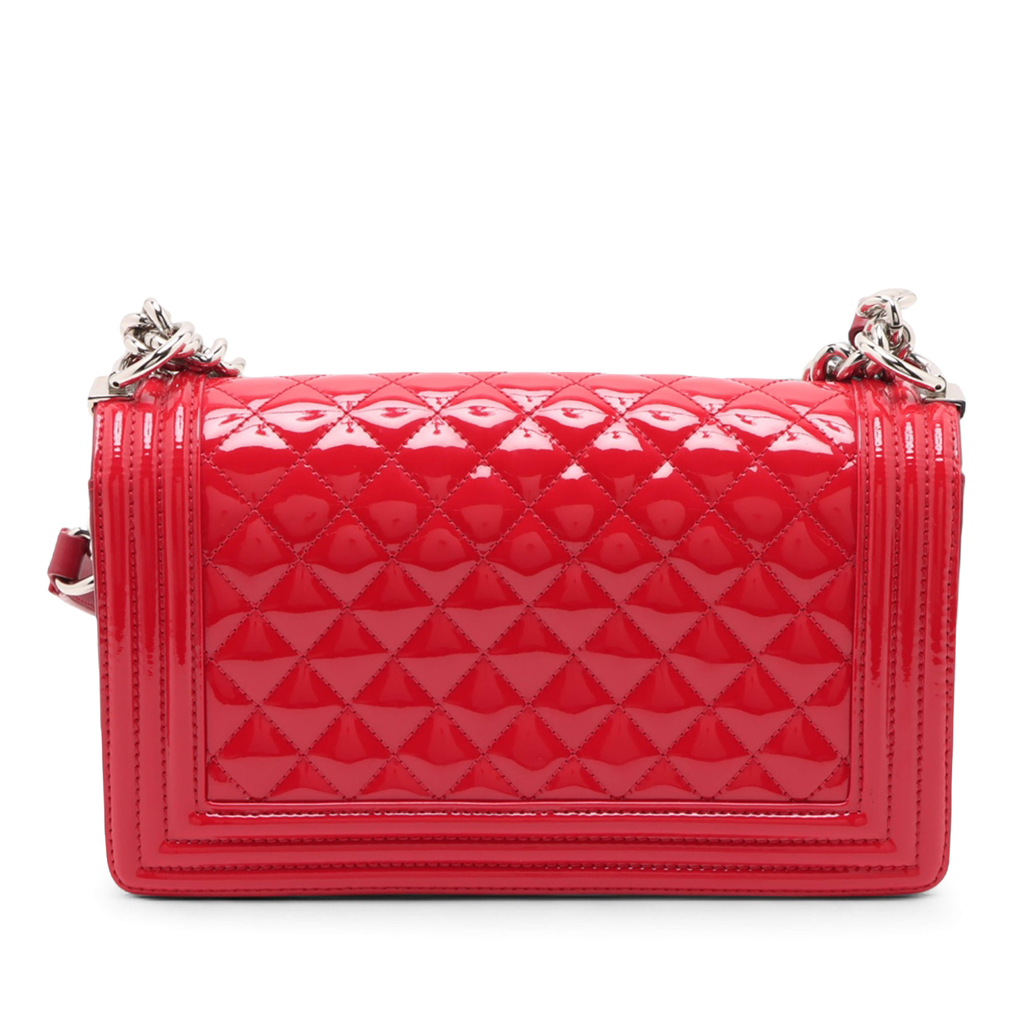 Chanel Old Medium Quilted Patent Acrylic Boy Flap, från Luxclusif, i färgen röd. Klicka för att öppna bilden i stort format