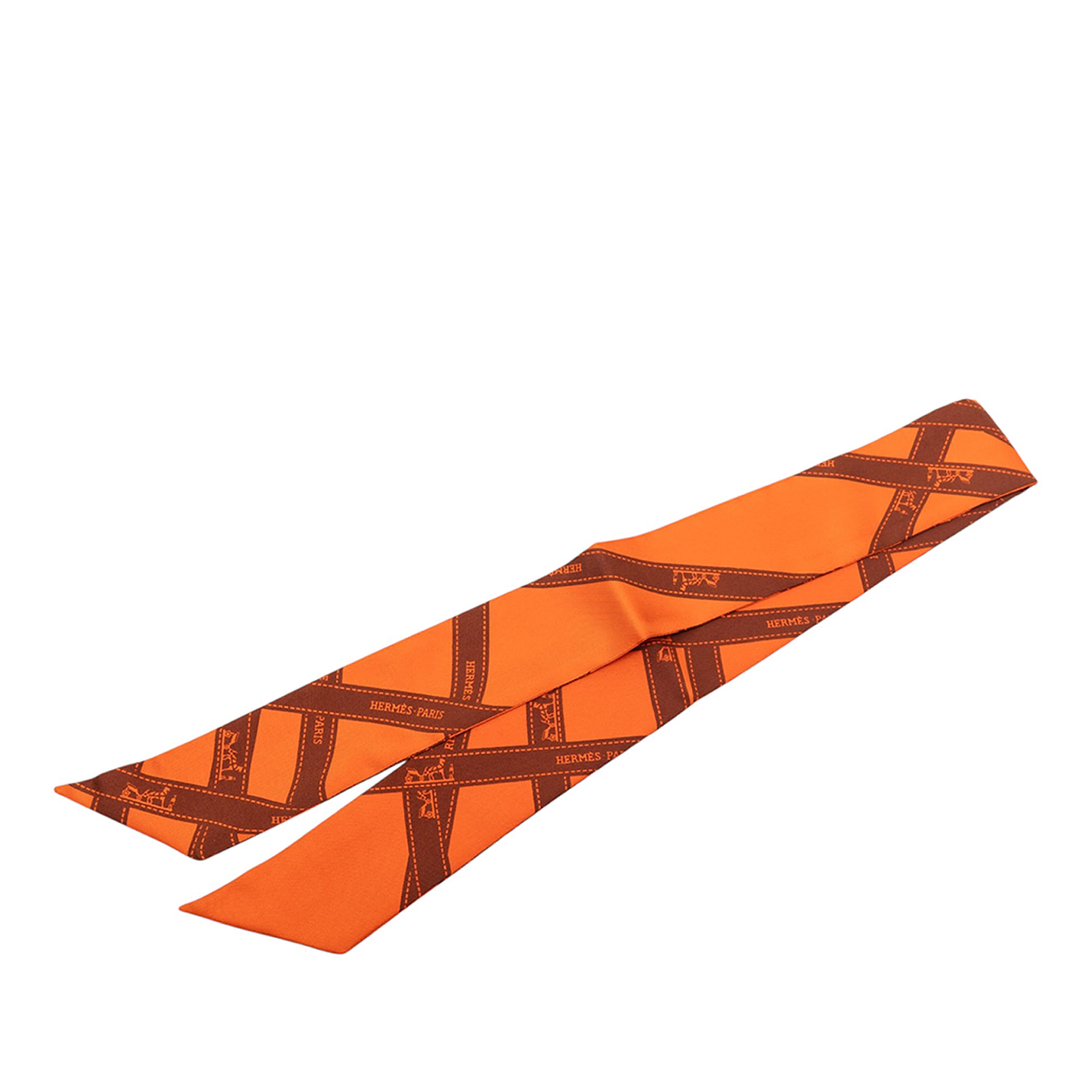 Hermès Bolduc Silk Twilly Scarf, från Luxclusif, i färgen orange. Klicka för att öppna bilden i stort format