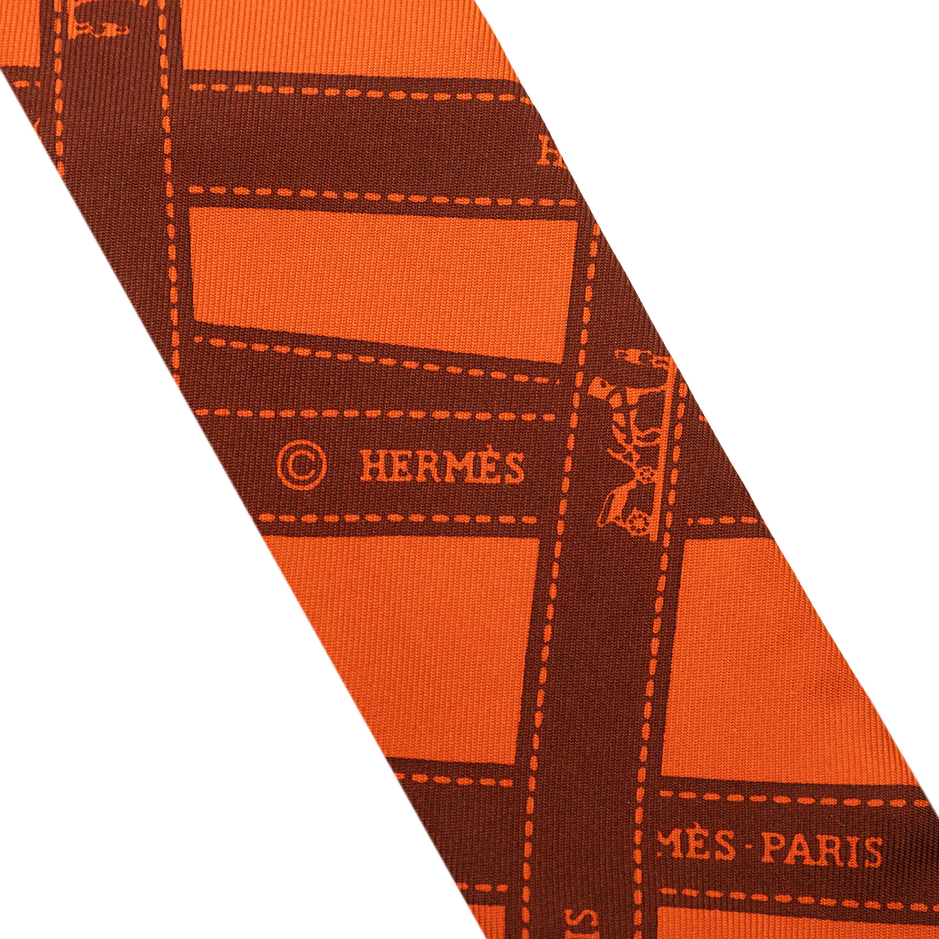Hermès Bolduc Silk Twilly Scarf, från Luxclusif, i färgen orange. Klicka för att öppna bilden i stort format
