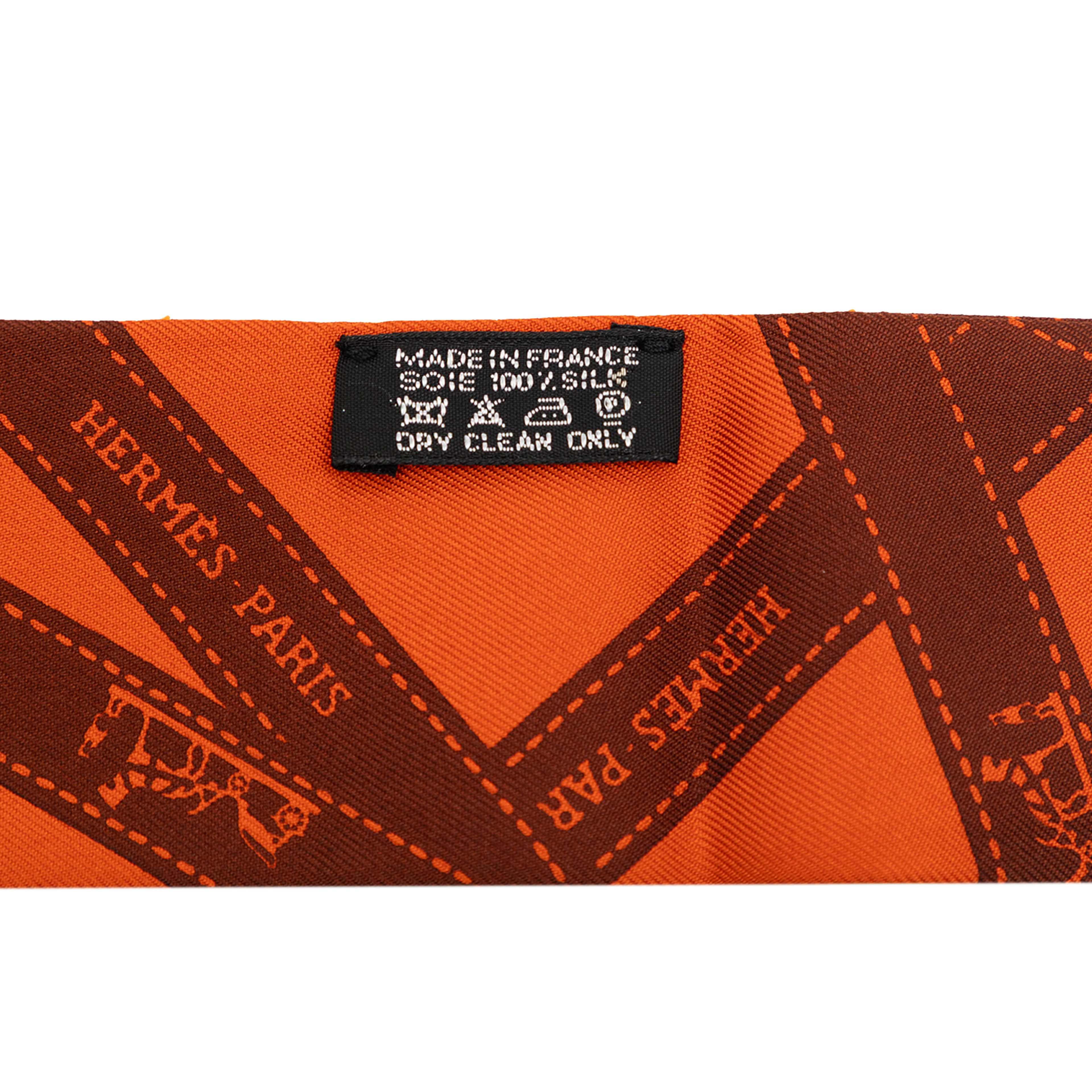 Hermès Bolduc Silk Twilly Scarf, från Luxclusif, i färgen orange. Klicka för att öppna bilden i stort format