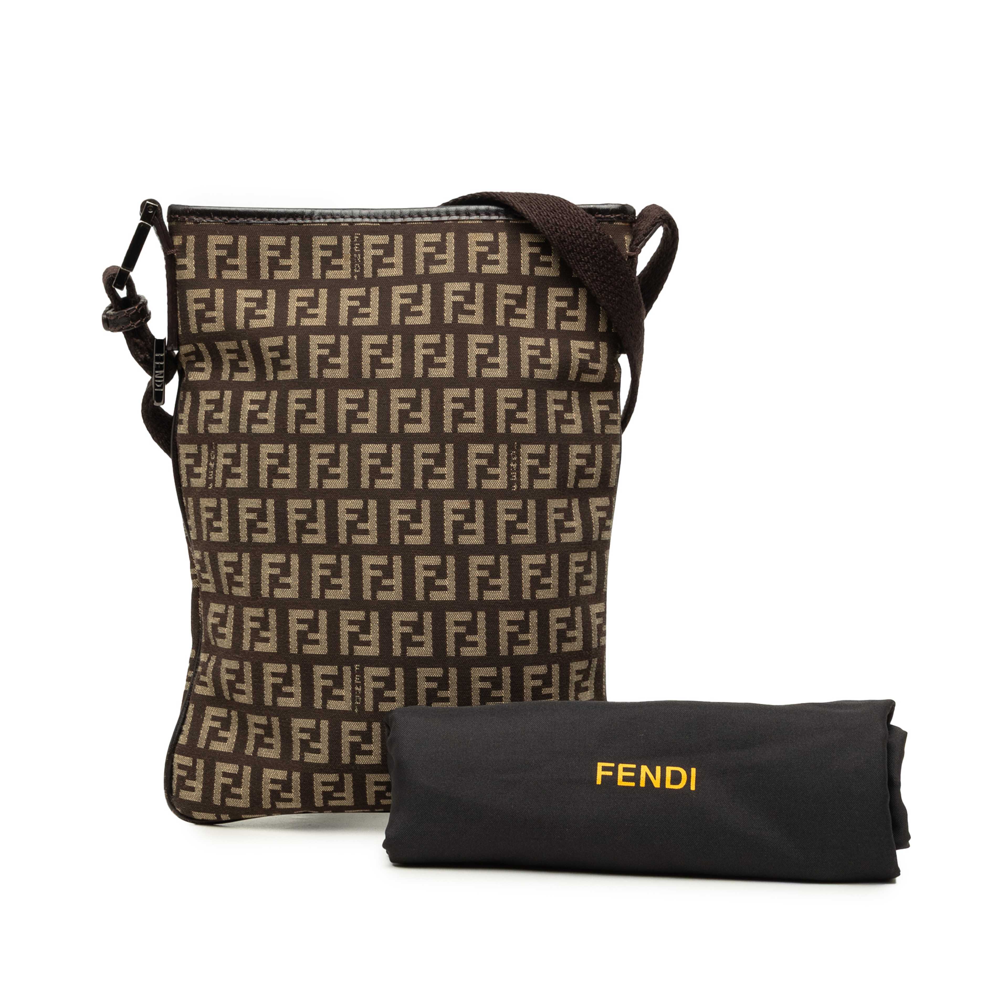 Fendi Zucchino Canvas Crossbody, från Luxclusif, i färgen brun. Klicka för att öppna bilden i stort format