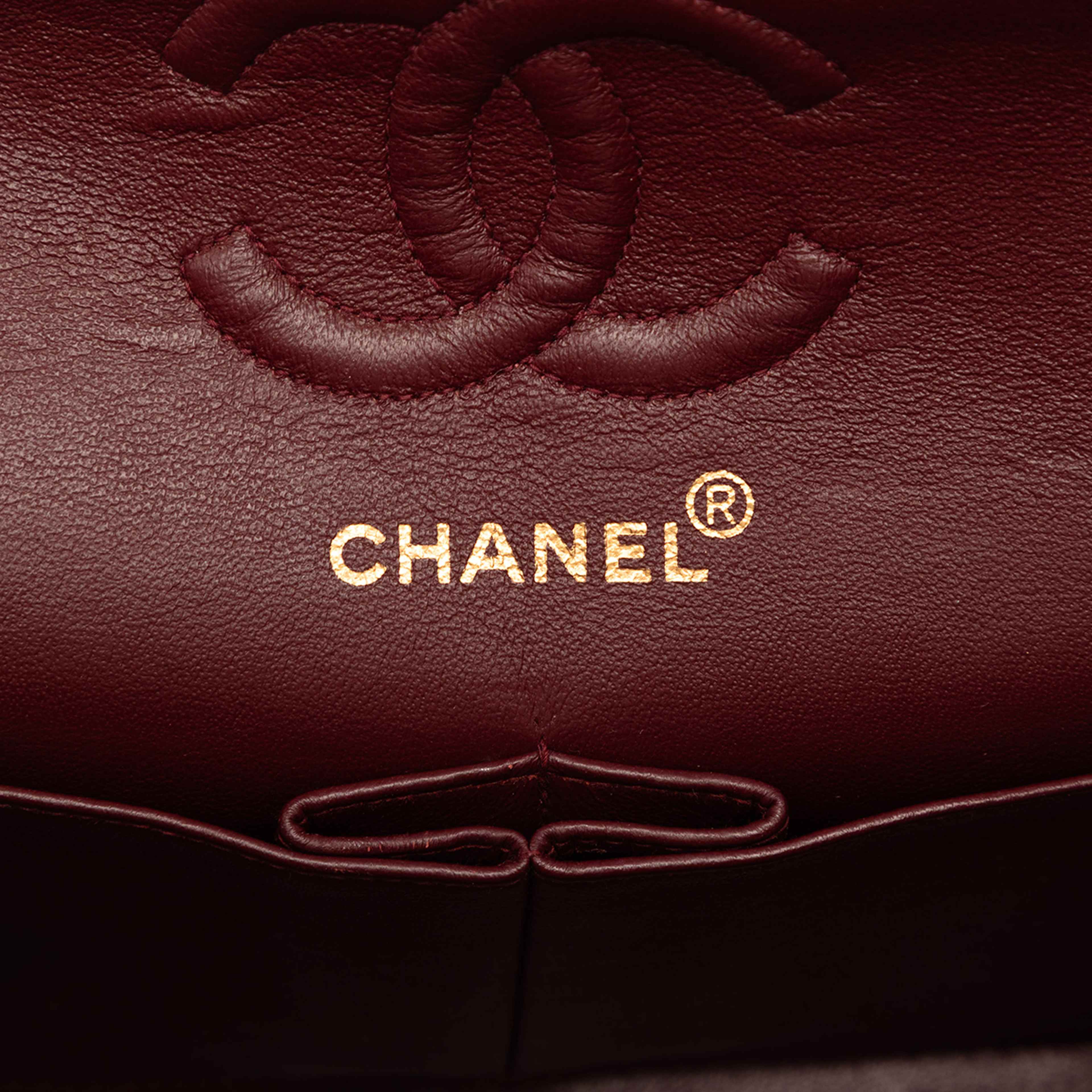 Chanel Small Classic Lambskin Double Flap, från Luxclusif, i färgen svart. Klicka för att öppna bilden i stort format