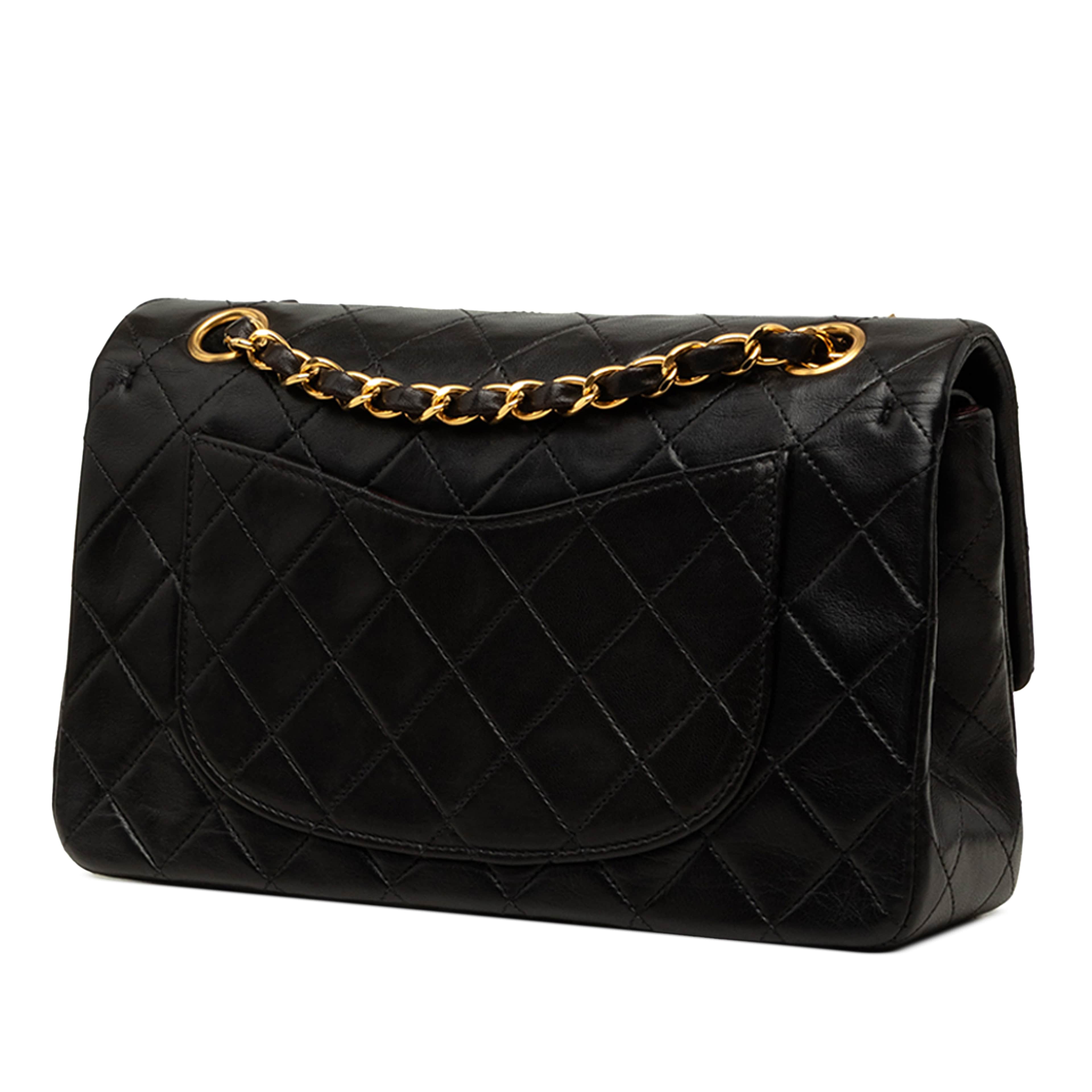 Chanel Small Classic Lambskin Double Flap, från Luxclusif, i färgen svart. Klicka för att öppna bilden i stort format