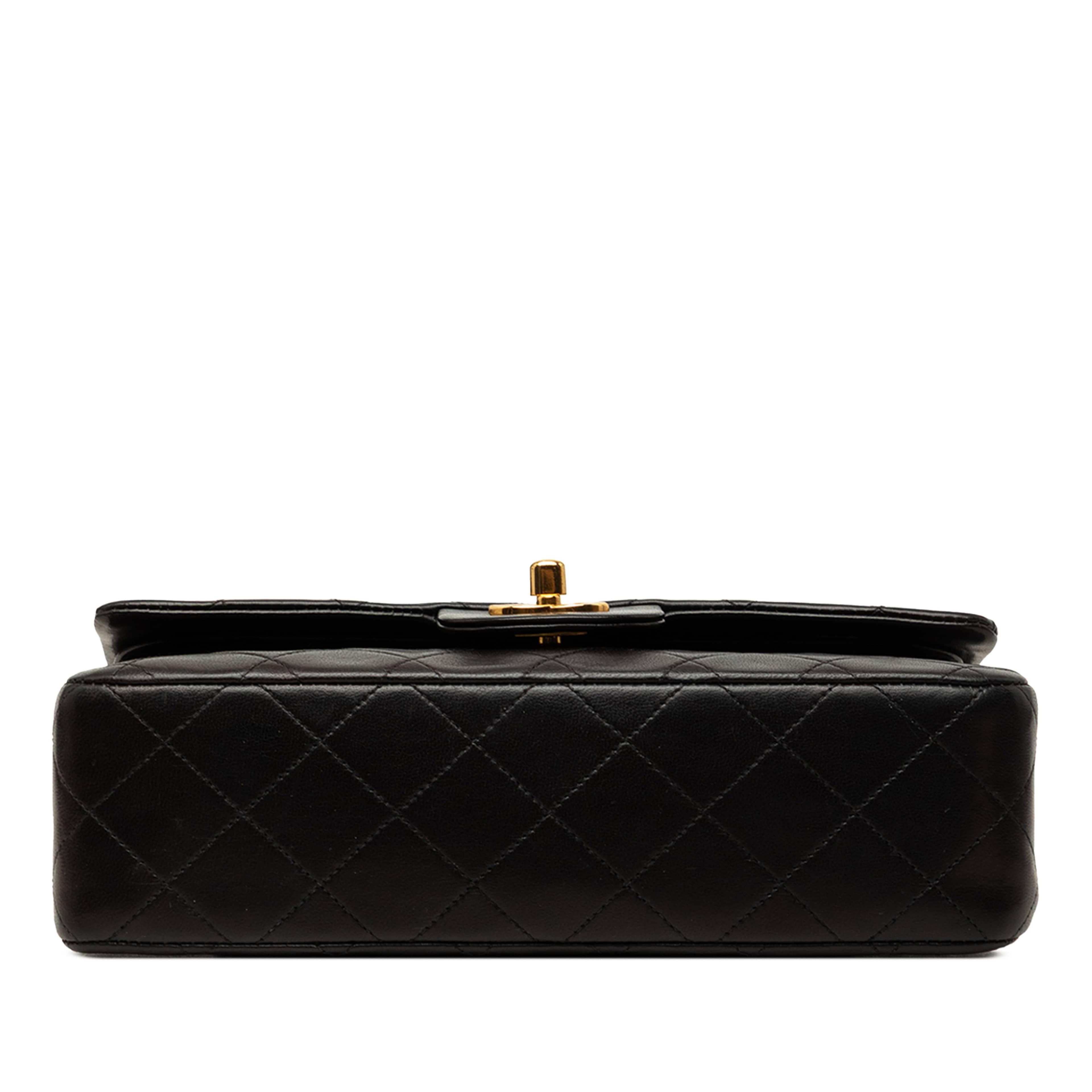 Chanel Small Classic Lambskin Double Flap, från Luxclusif, i färgen svart. Klicka för att öppna bilden i stort format
