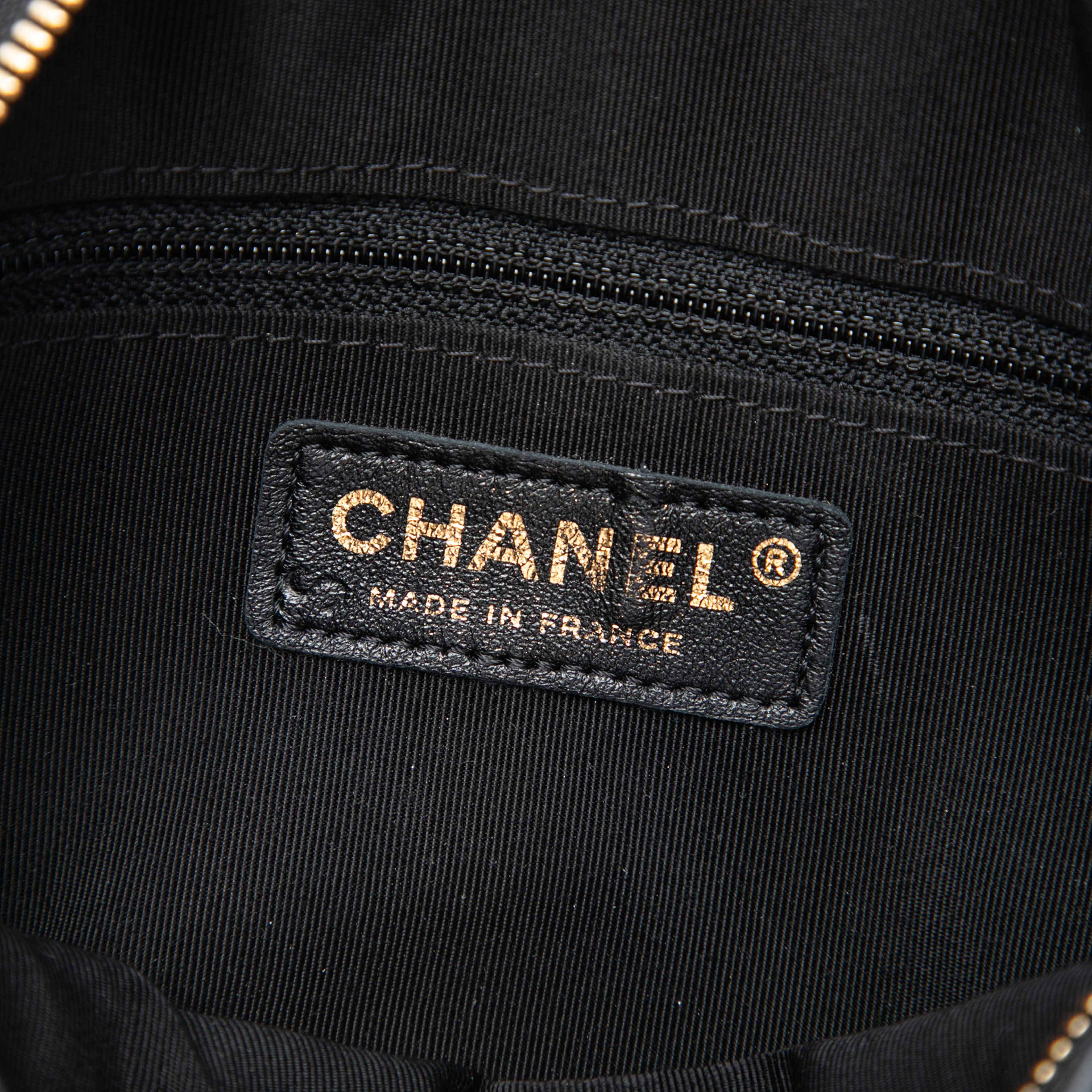 Chanel Chevron Lambskin Pleated Oval Camera Bag, från Luxclusif, i färgen svart. Klicka för att öppna bilden i stort format