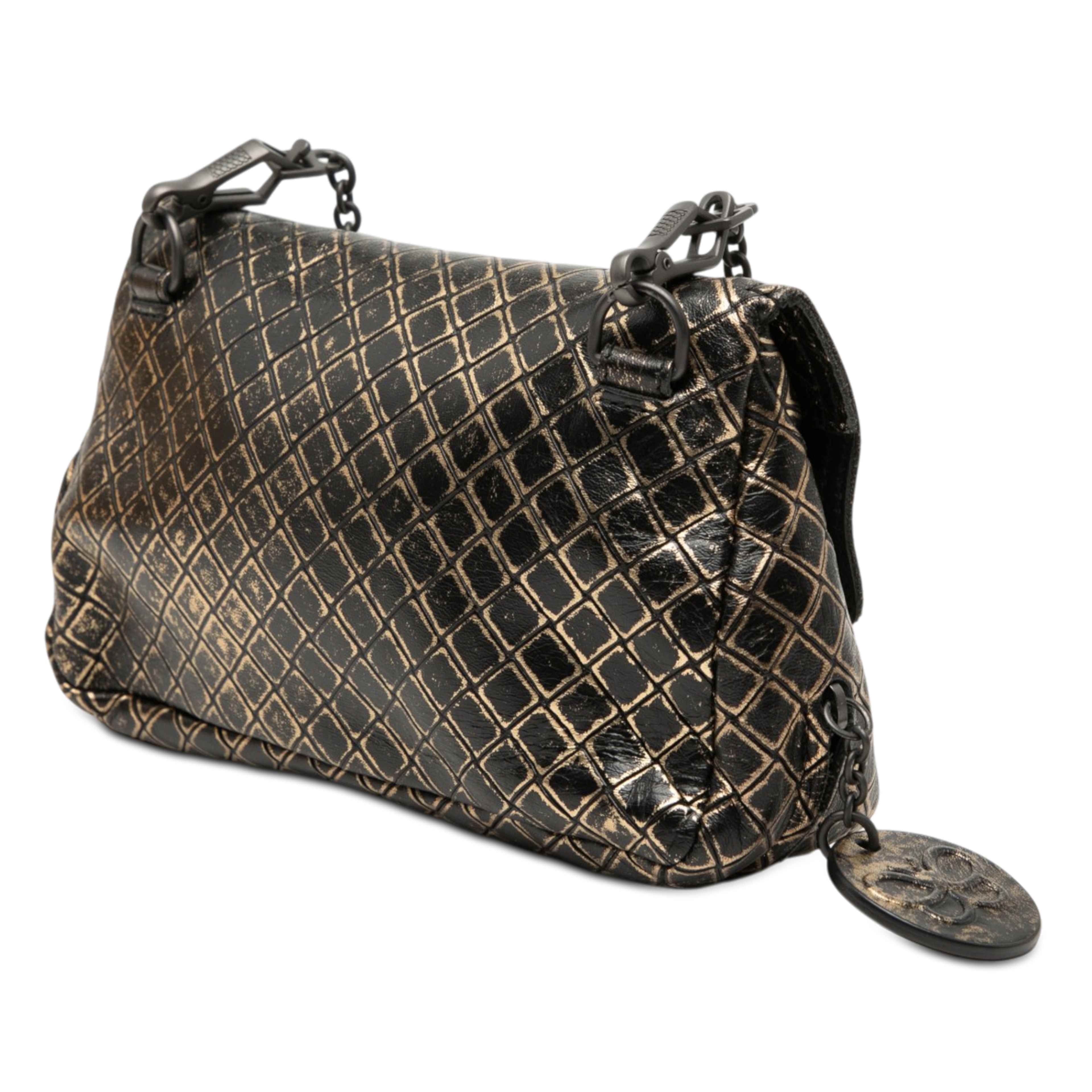 Bottega Veneta Metallic Calfskin Intrecciomirage Chain Flap Crossbody, från Luxclusif, i färgen guld. Klicka för att öppna bilden i stort format