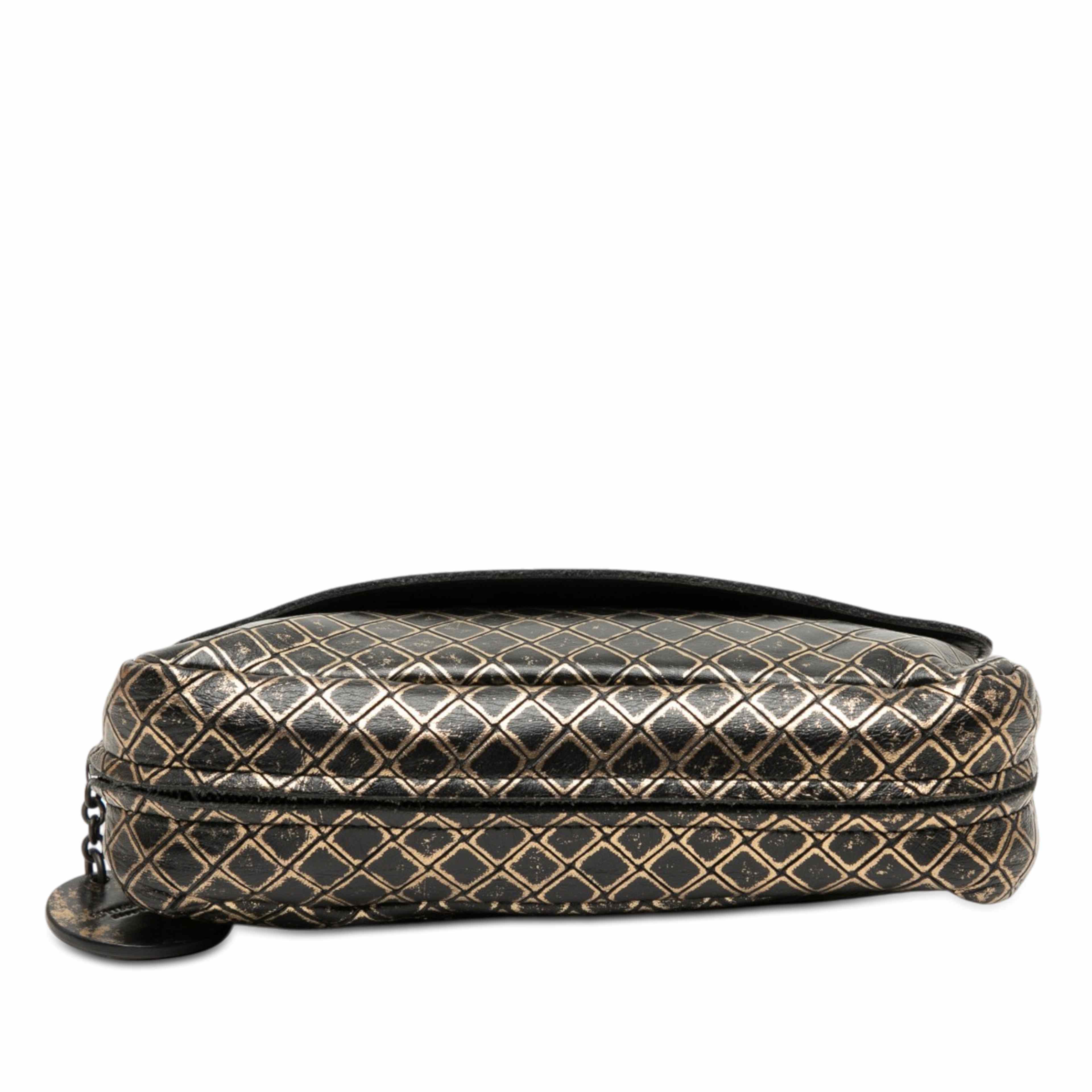 Bottega Veneta Metallic Calfskin Intrecciomirage Chain Flap Crossbody, från Luxclusif, i färgen guld. Klicka för att öppna bilden i stort format