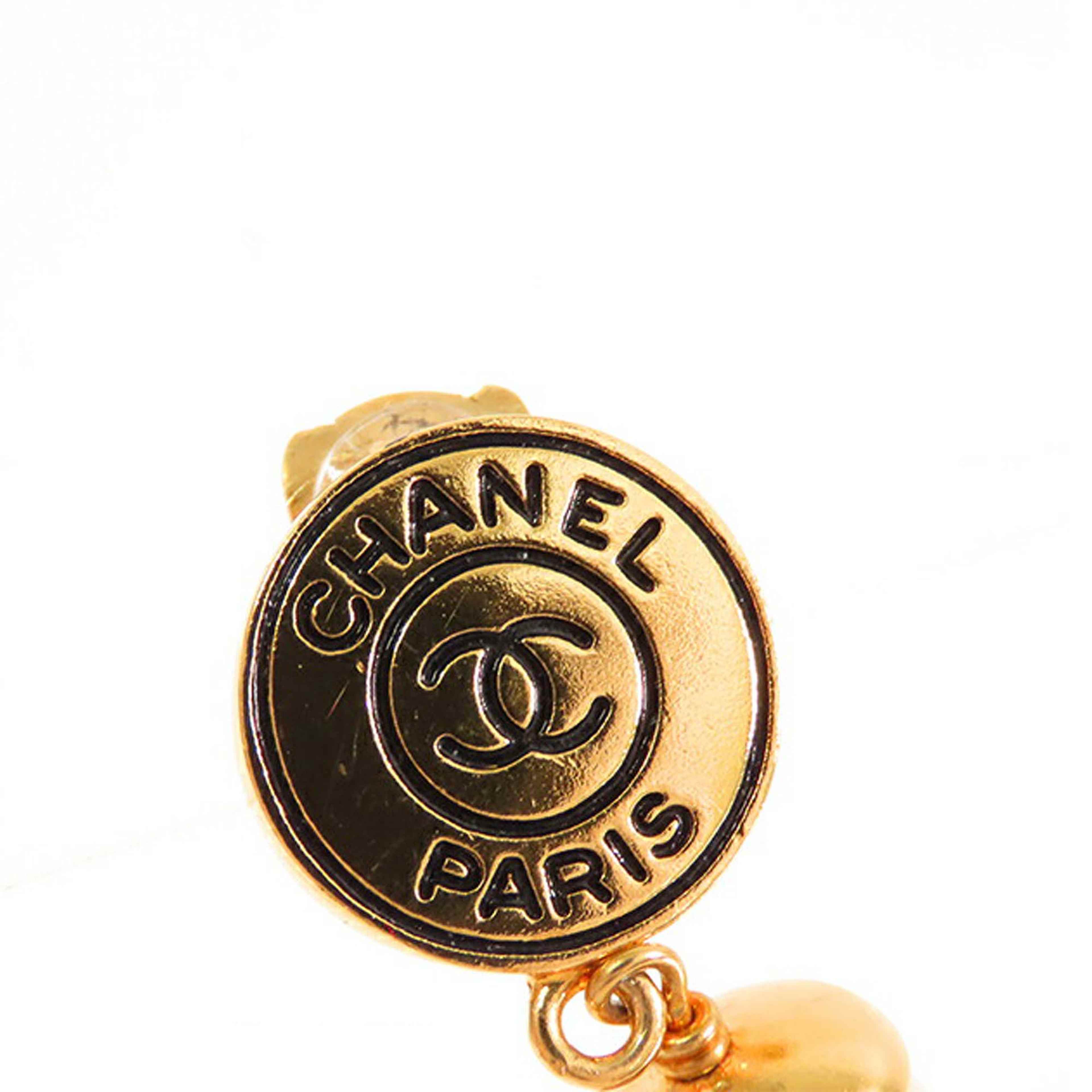 Chanel Cc Gold Plated Faux Pearl Drop Clip On Earrings, från Luxclusif, i färgen guld. Klicka för att öppna bilden i stort format