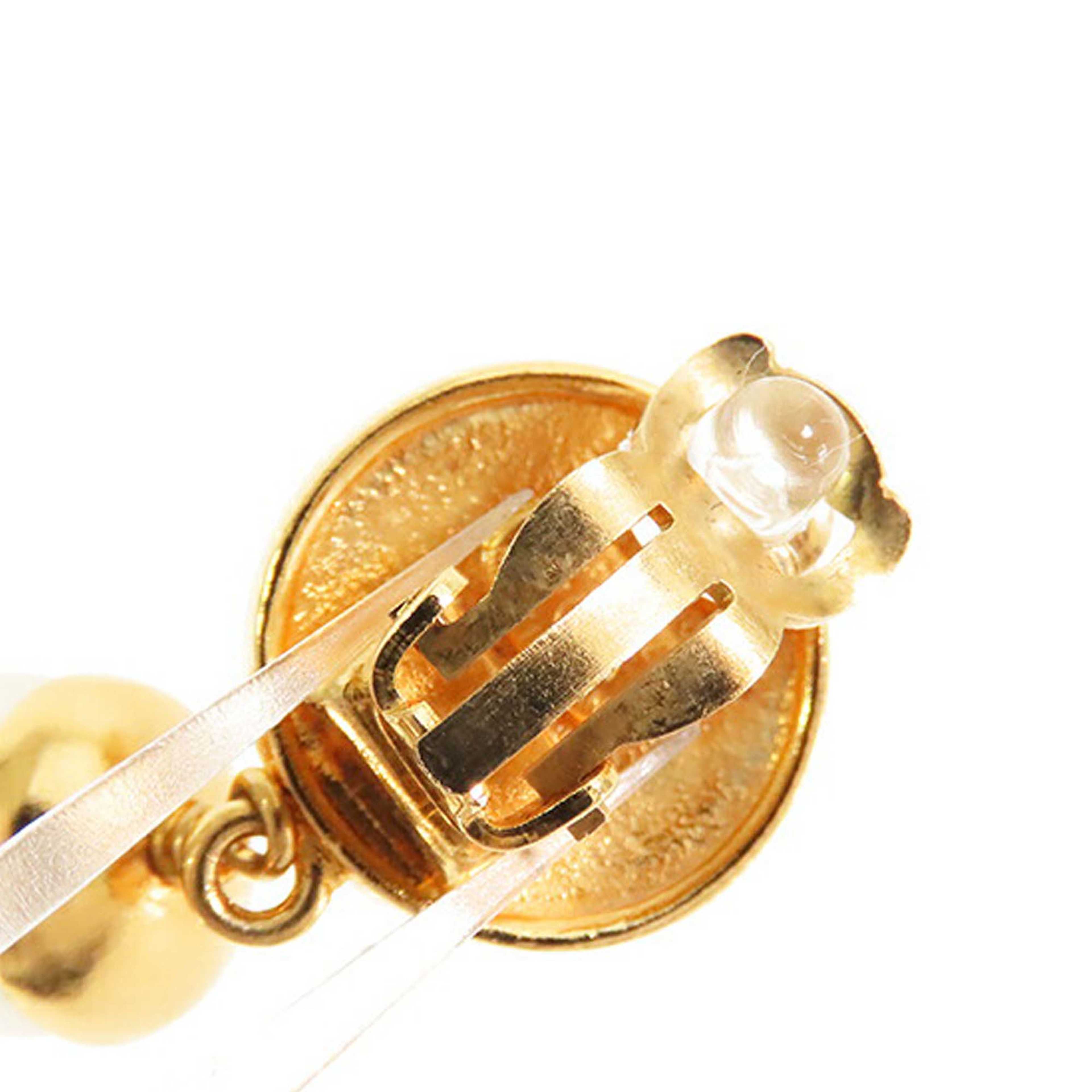 Chanel Cc Gold Plated Faux Pearl Drop Clip On Earrings, från Luxclusif, i färgen gold. Klicka för att öppna bilden i stort format