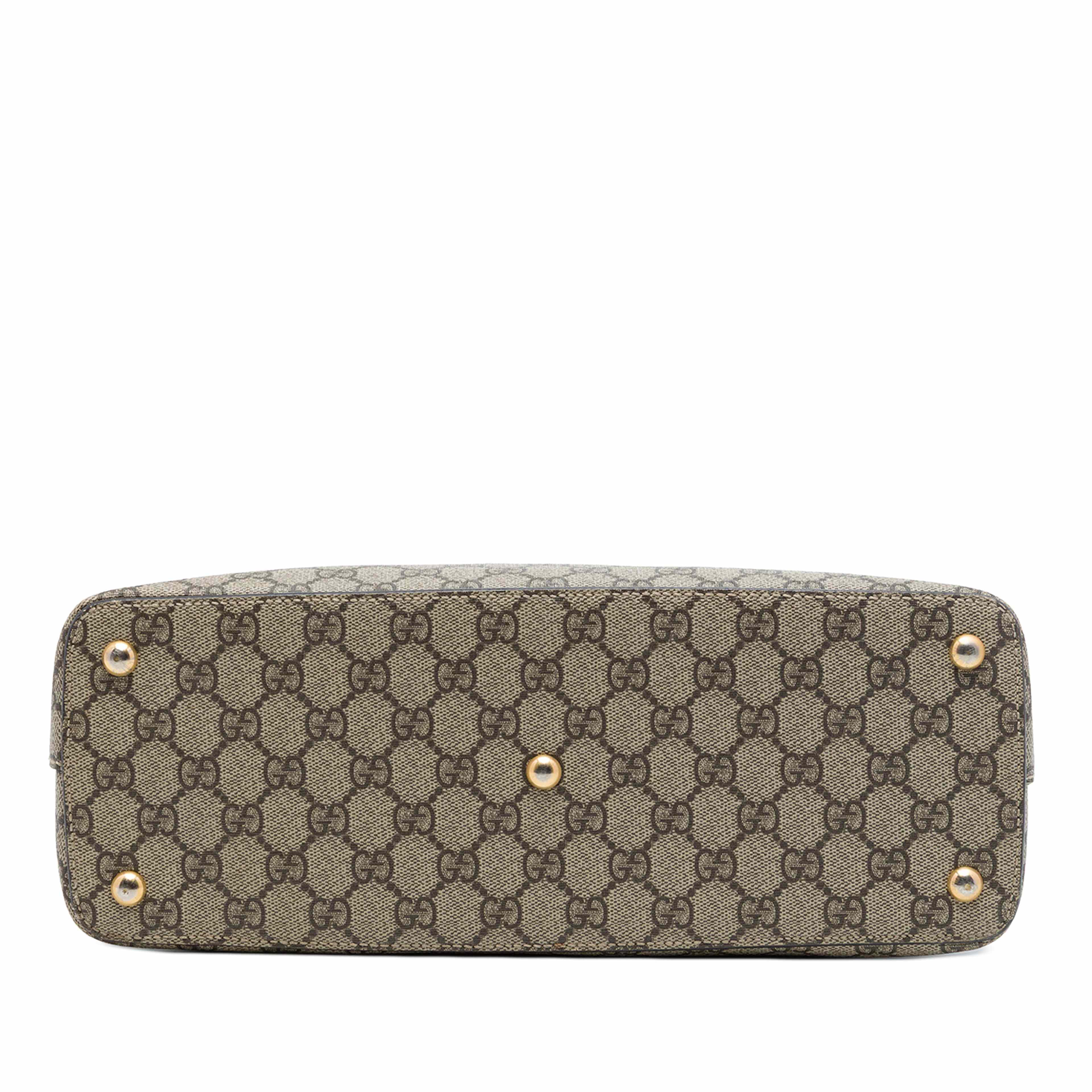 Gucci Gg Supreme Linea A Satchel, från Luxclusif, i färgen beige. Klicka för att öppna bilden i stort format