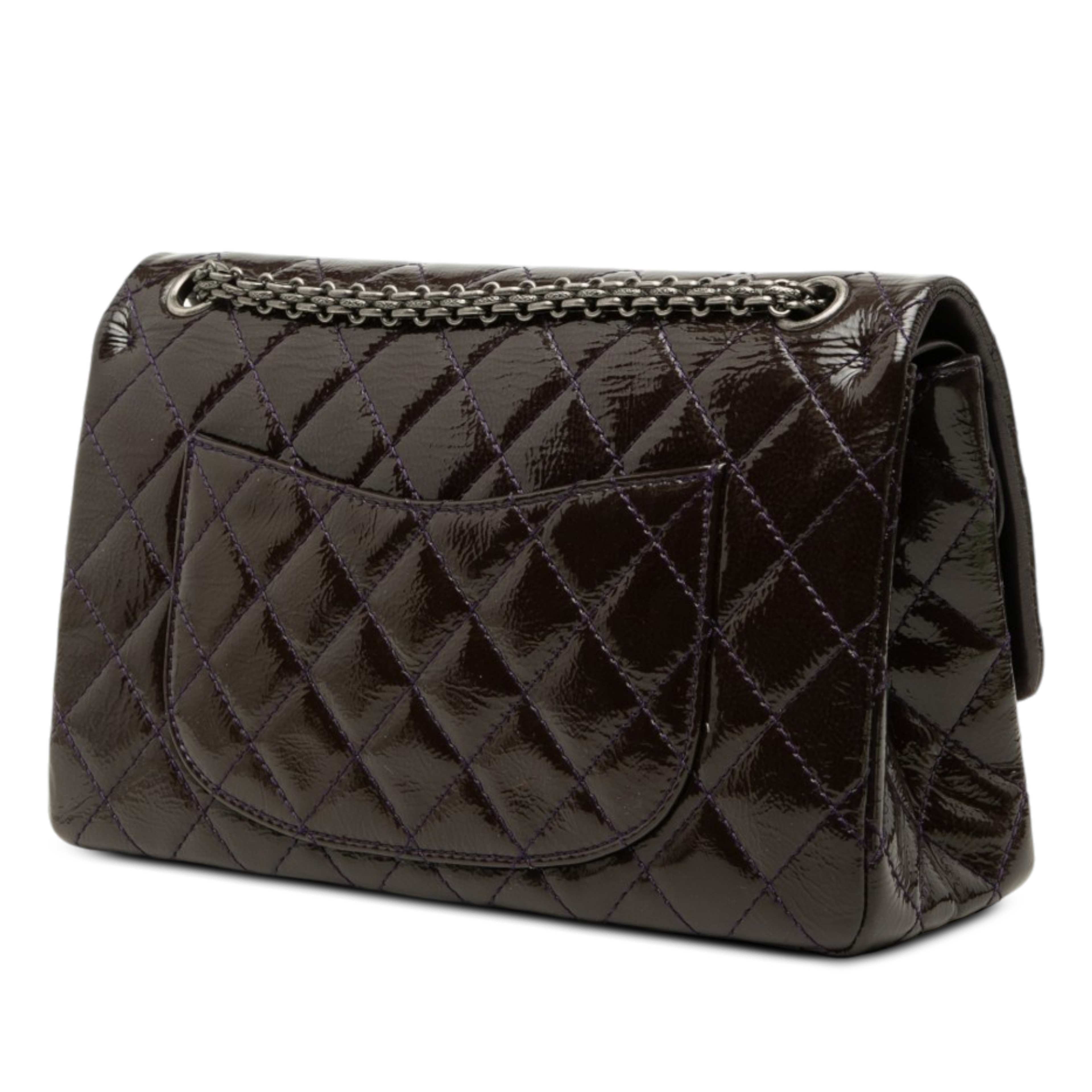 Chanel Quilted Crinkled Patent Reissue 2.55 Double Flap 226, från Luxclusif, i färgen purpur. Klicka för att öppna bilden i stort format