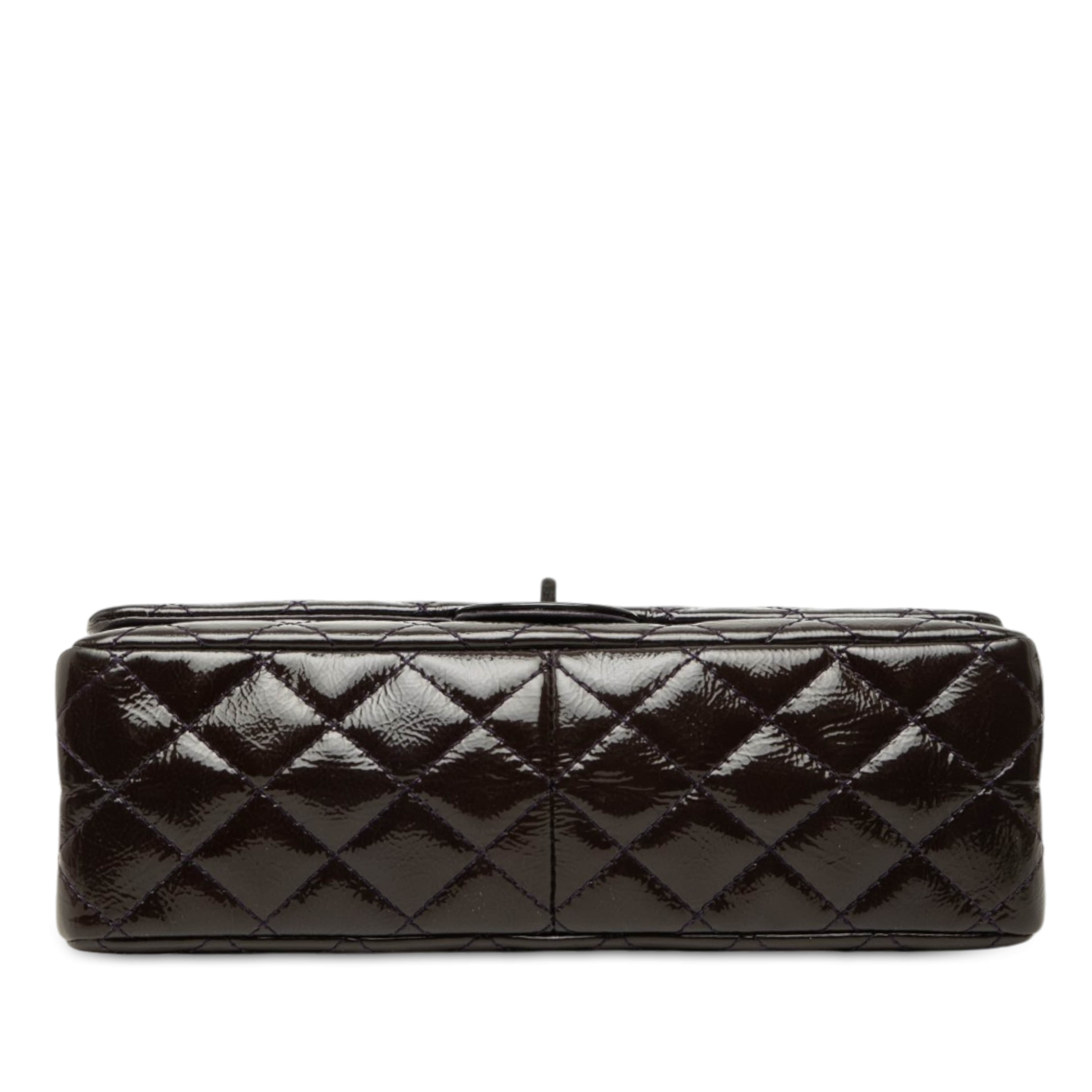 Chanel Quilted Crinkled Patent Reissue 2.55 Double Flap 226, från Luxclusif, i färgen purpur. Klicka för att öppna bilden i stort format