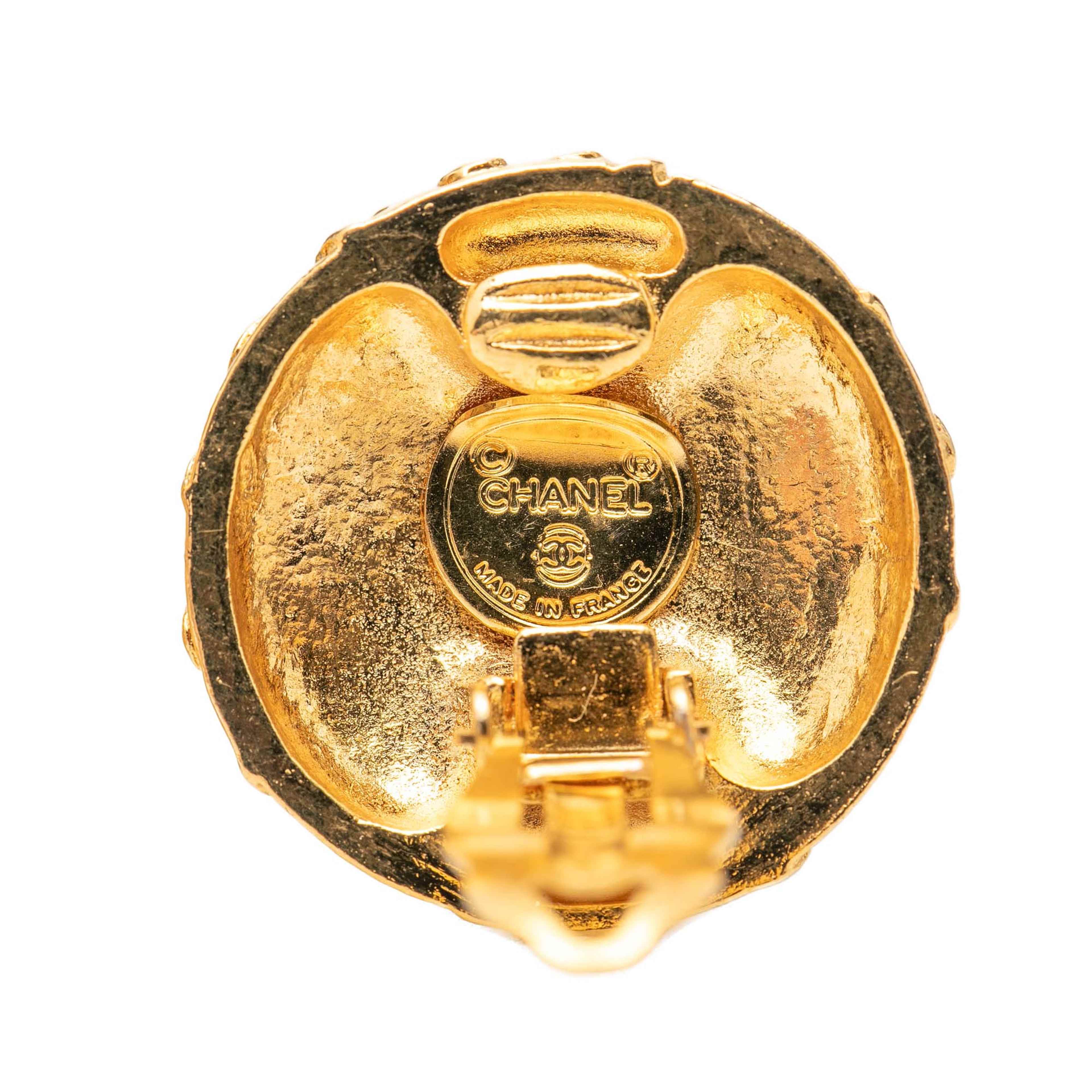 Chanel Cc Gold Plated Round Clip On Earrings, från Luxclusif, i färgen guld. Klicka för att öppna bilden i stort format