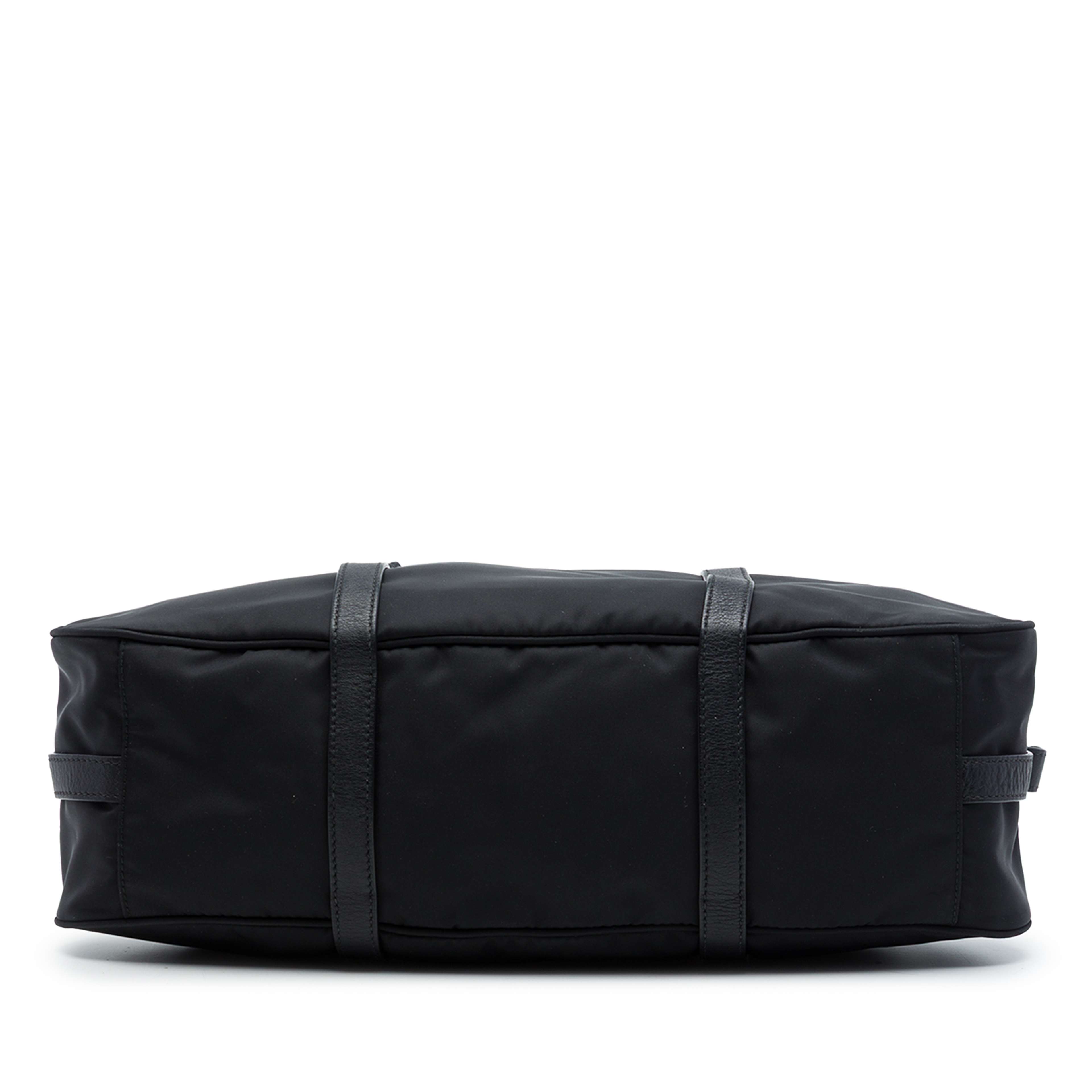 Prada Soft Calf Trimmed Tessuto Satchel, från Luxclusif, i färgen svart. Klicka för att öppna bilden i stort format
