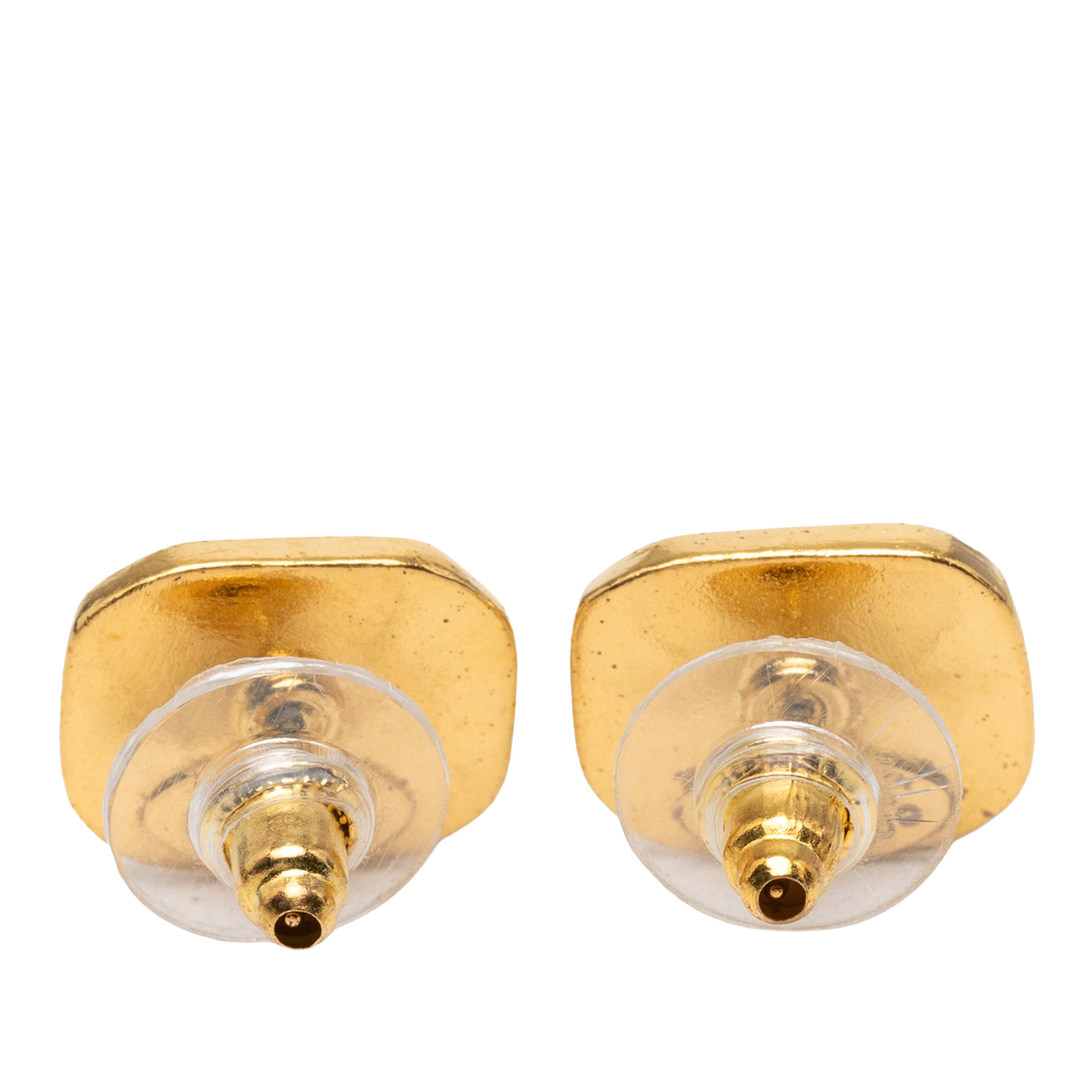 Chanel Cc Gold Plated Push Back Earrings, från Luxclusif, i färgen guld. Klicka för att öppna bilden i stort format