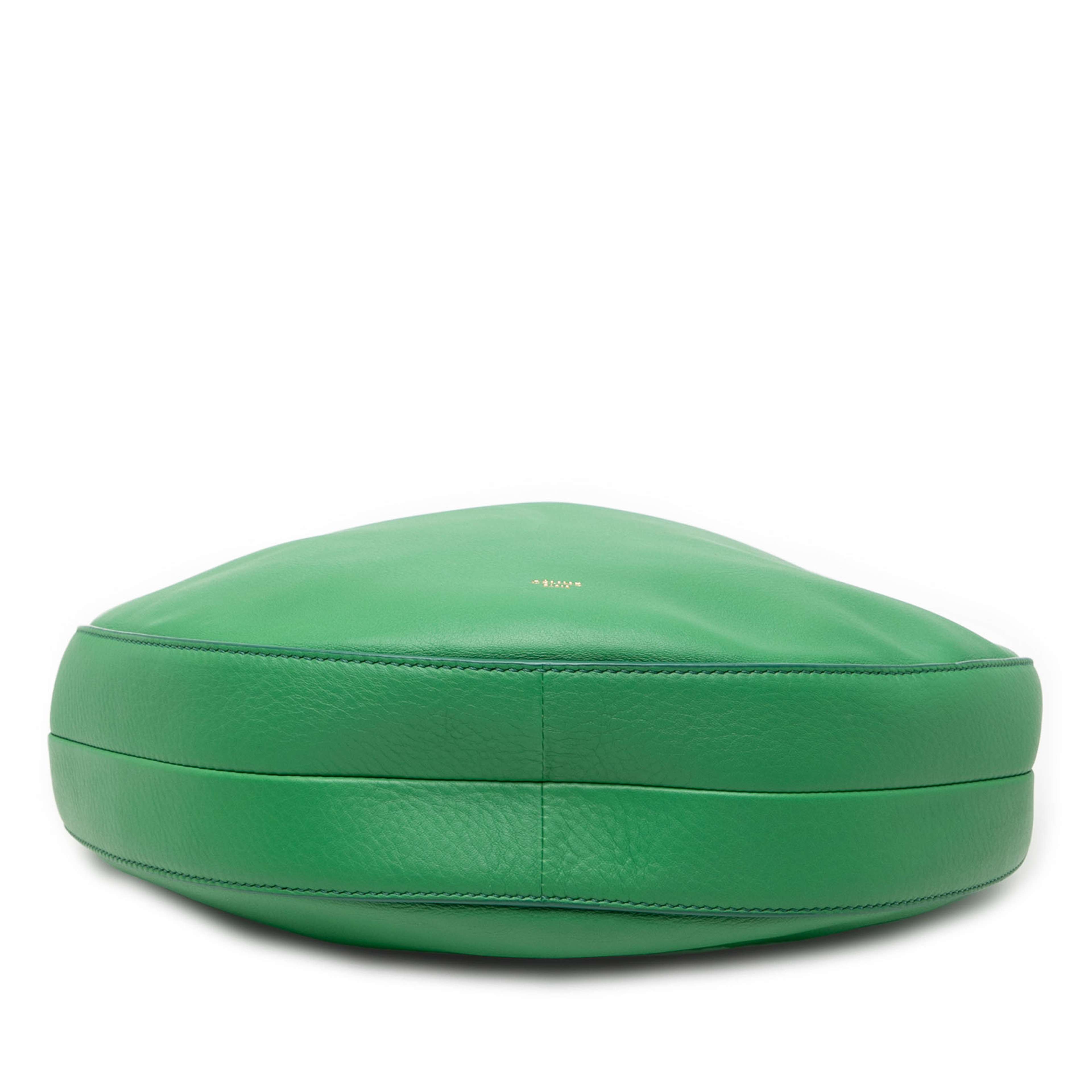 Celine Medium Calfskin Trotteur Hobo, från Luxclusif, i färgen green. Klicka för att öppna bilden i stort format