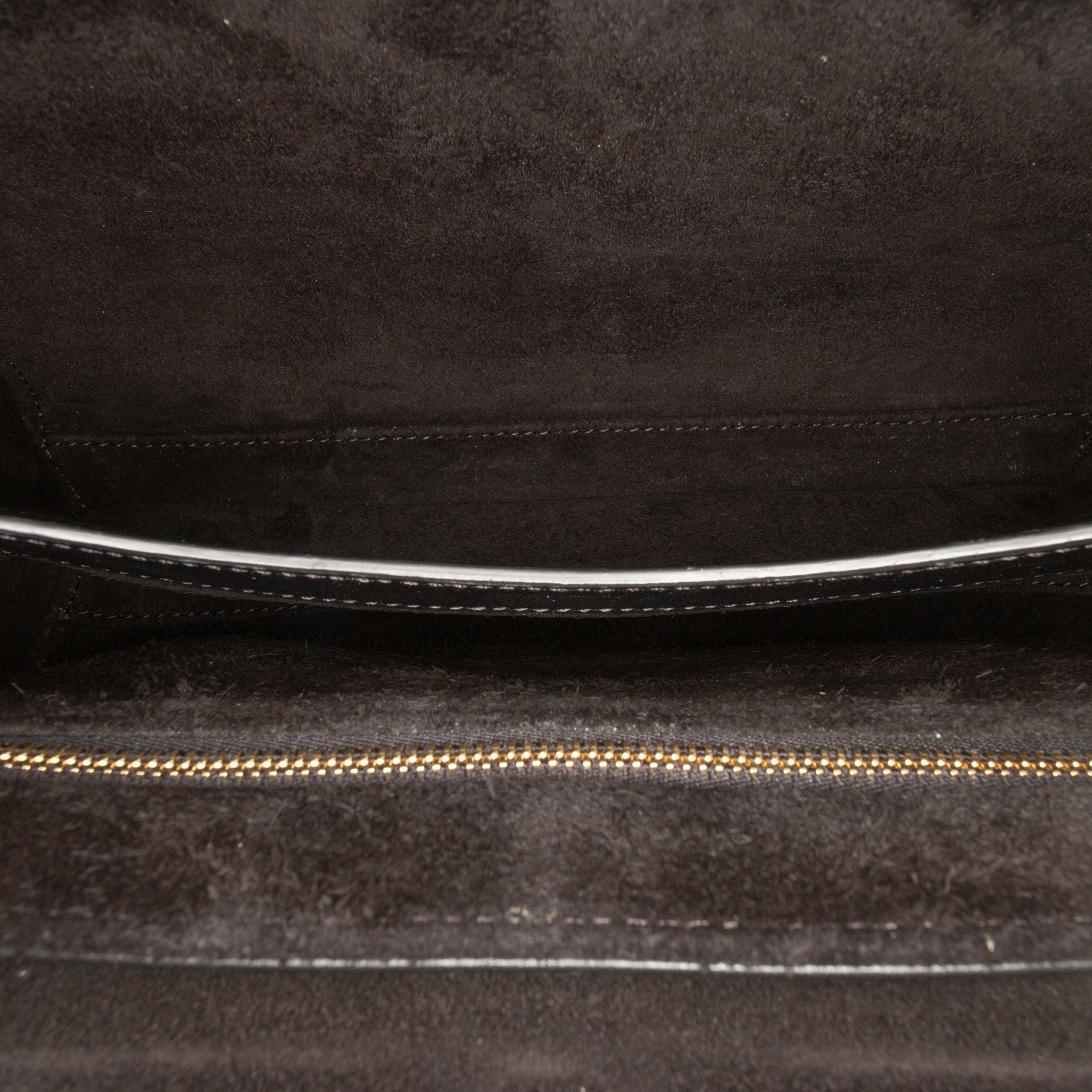 Celine Teen Smooth Calfskin Soft 16 Crossbody, från Luxclusif, i färgen black. Klicka för att öppna bilden i stort format