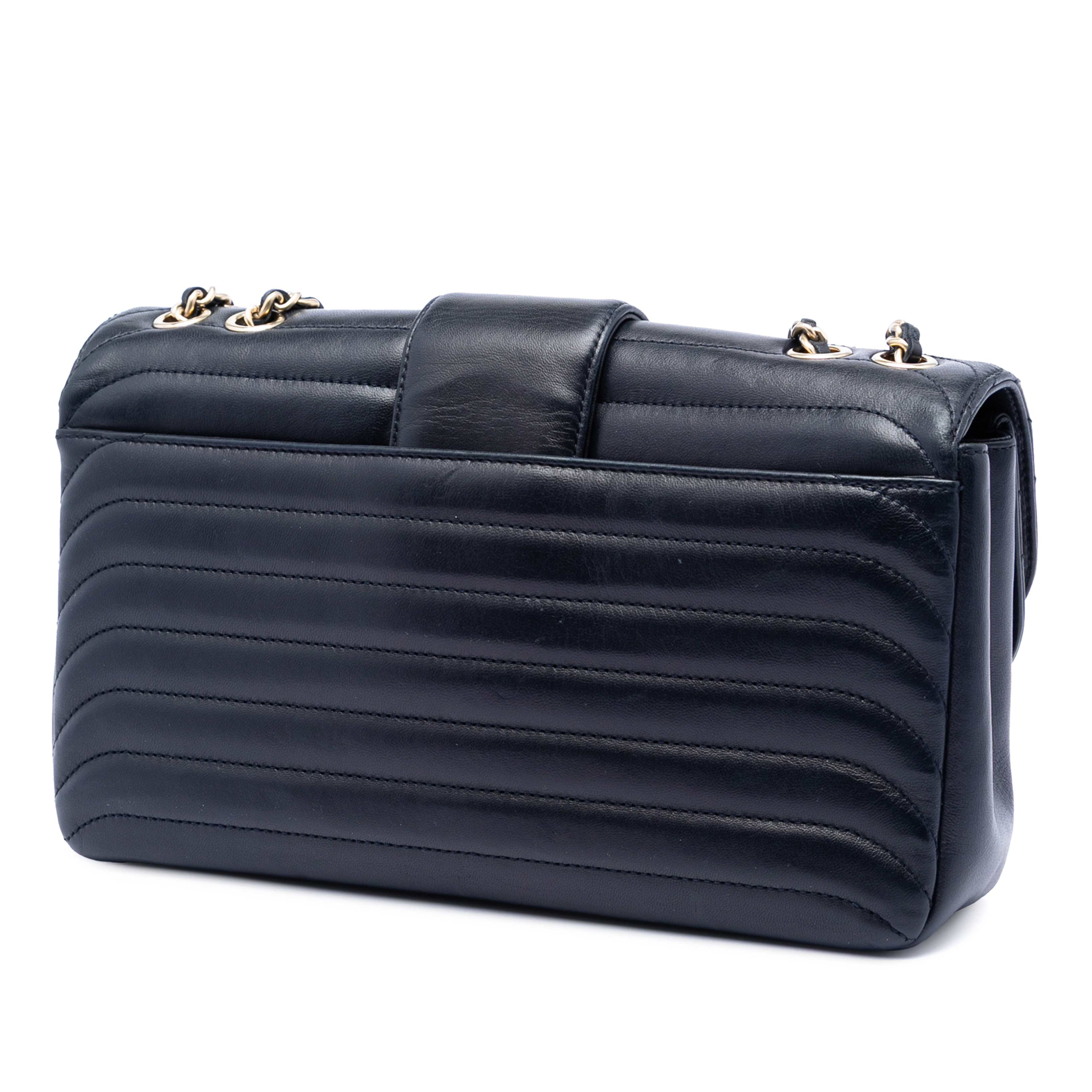 Chanel Cc Horizontal Quilted Lambskin Double Flap, från Luxclusif, i färgen blå. Klicka för att öppna bilden i stort format