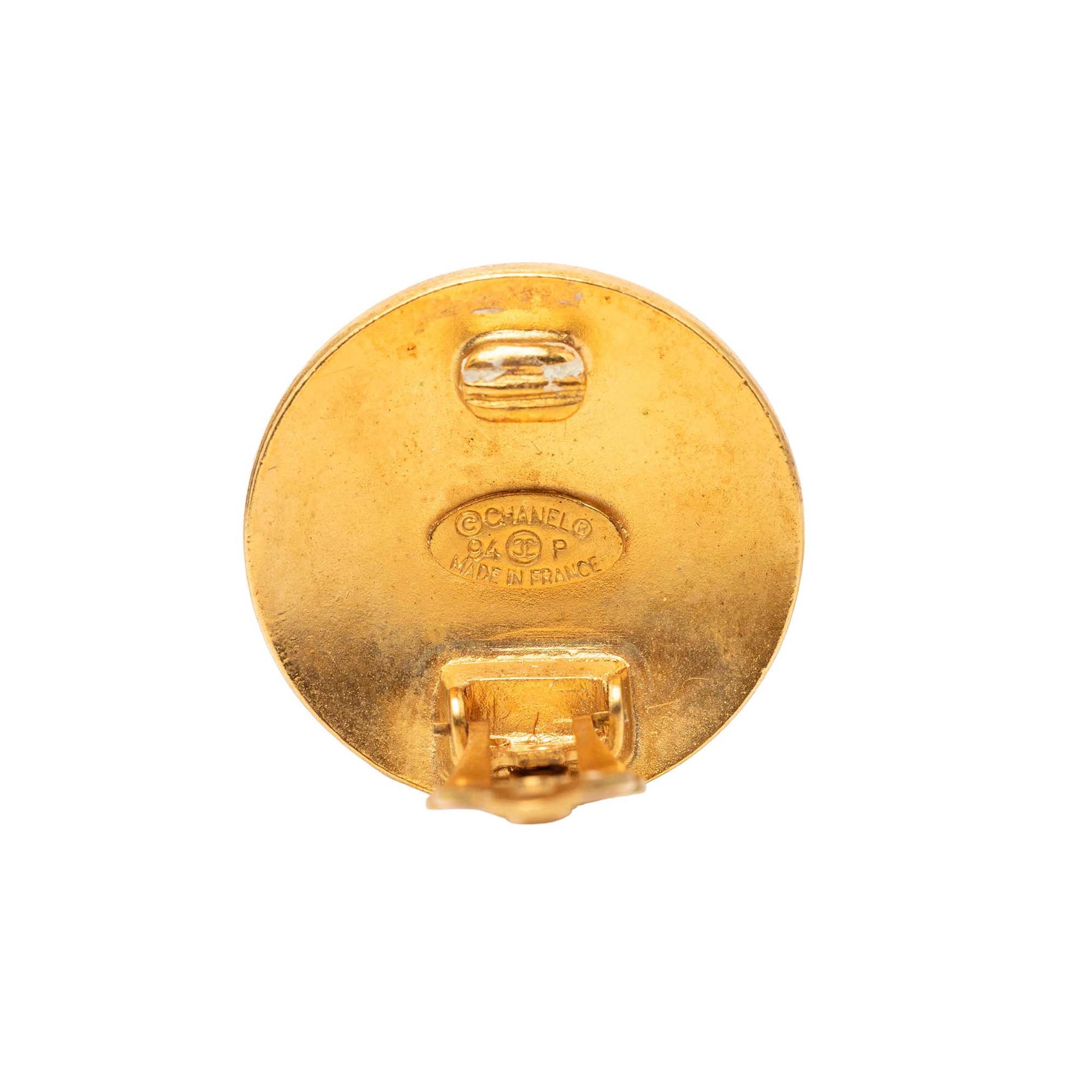 Chanel Cc Gold Plated Round Clip On Earrings, från Luxclusif, i färgen guld. Klicka för att öppna bilden i stort format