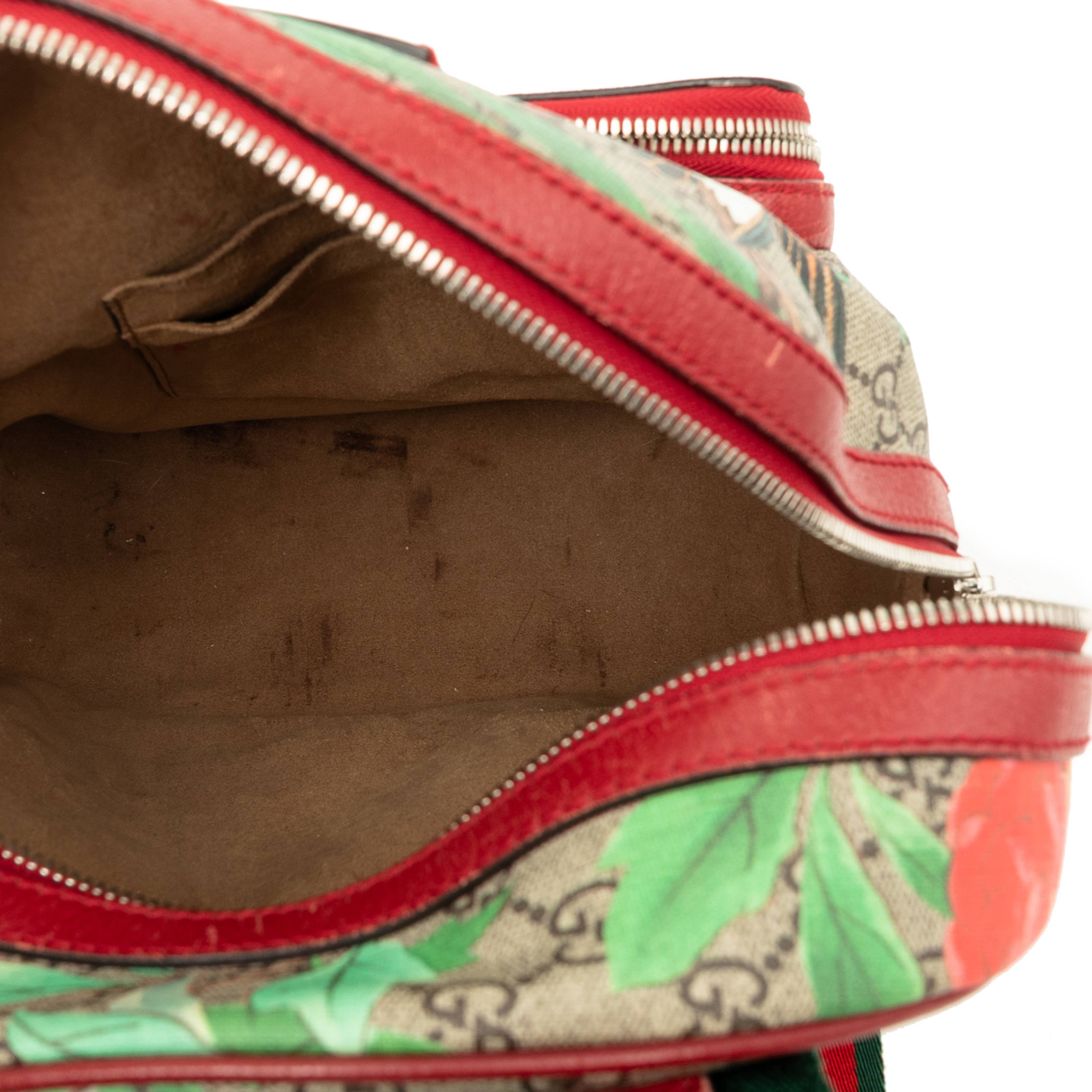 Gucci Small Gg Supreme Web Tian Backpack, från Luxclusif, i färgen beige. Klicka för att öppna bilden i stort format