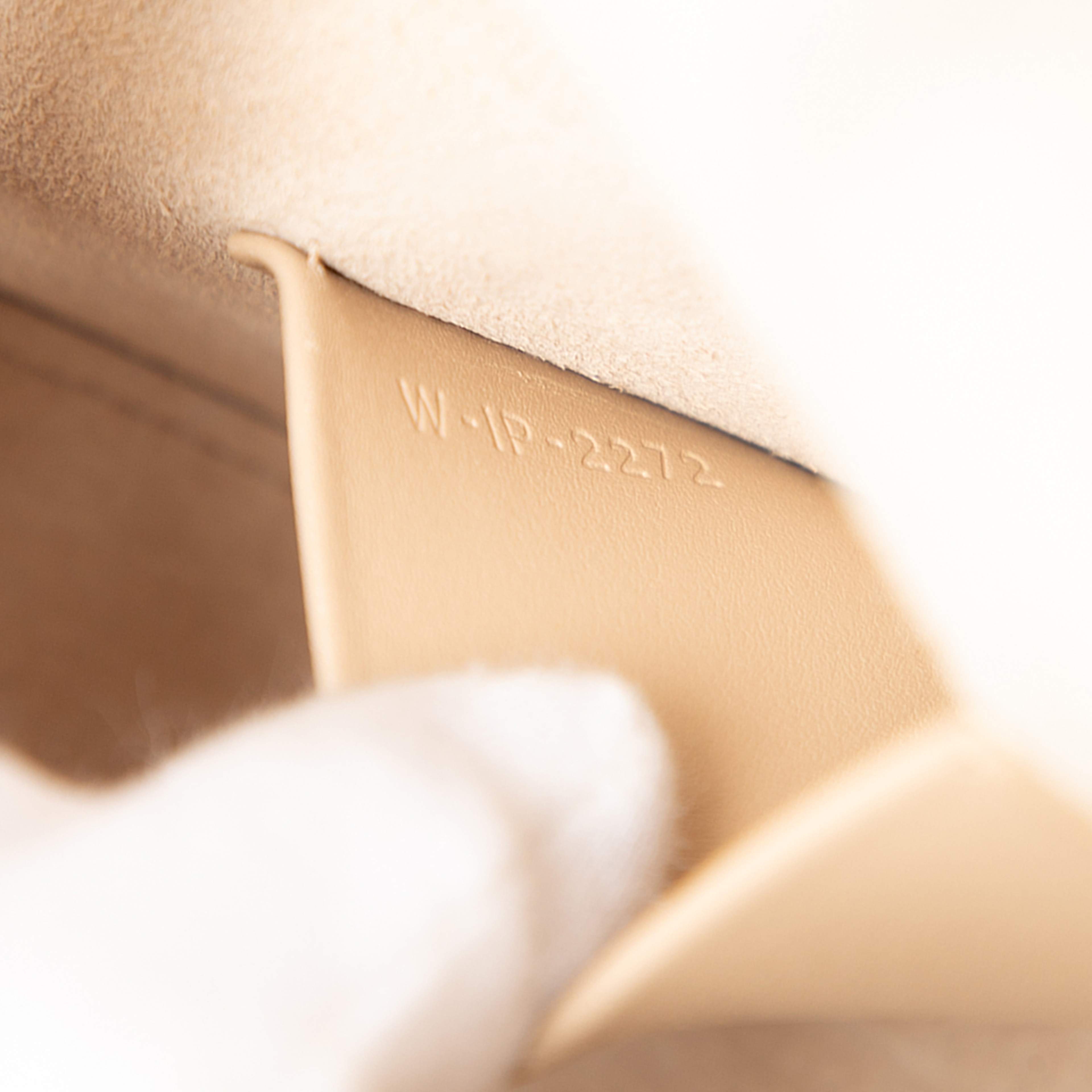 Celine Smooth Calfskin Cuir Triomphe Besace Crossbody, från Luxclusif, i färgen beige. Klicka för att öppna bilden i stort format