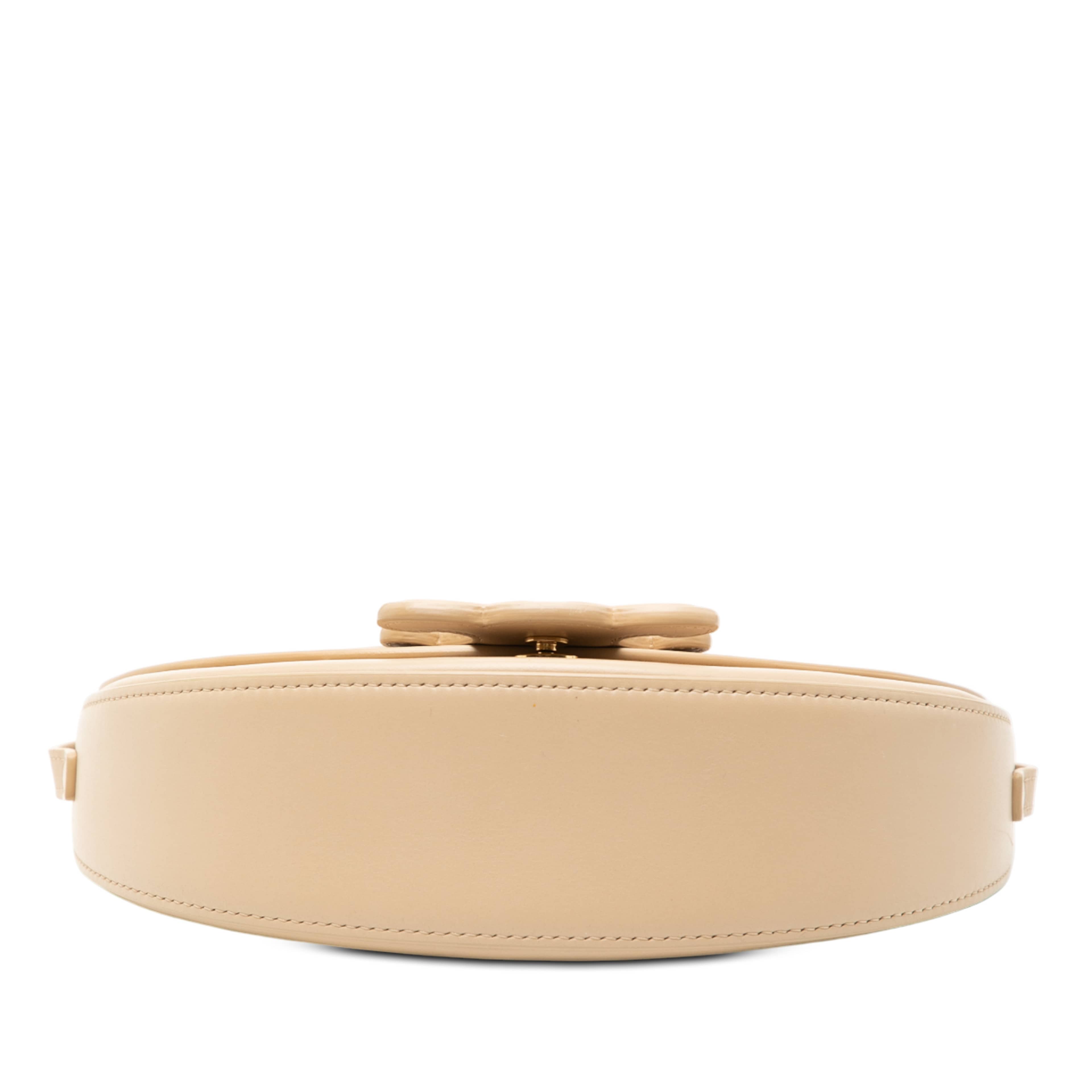 Celine Smooth Calfskin Cuir Triomphe Besace Crossbody, från Luxclusif, i färgen beige. Klicka för att öppna bilden i stort format