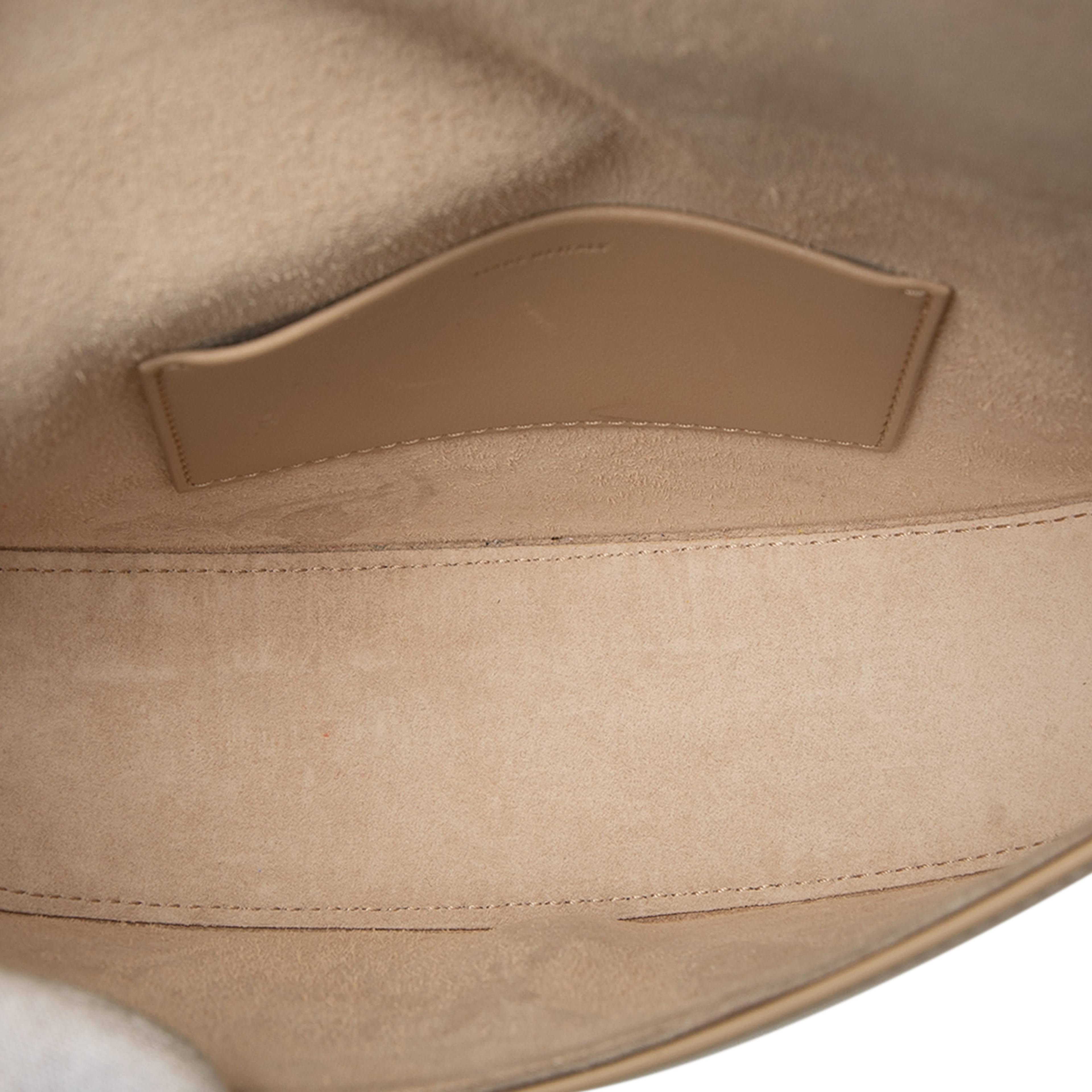 Celine Smooth Calfskin Cuir Triomphe Besace Crossbody, från Luxclusif, i färgen beige. Klicka för att öppna bilden i stort format