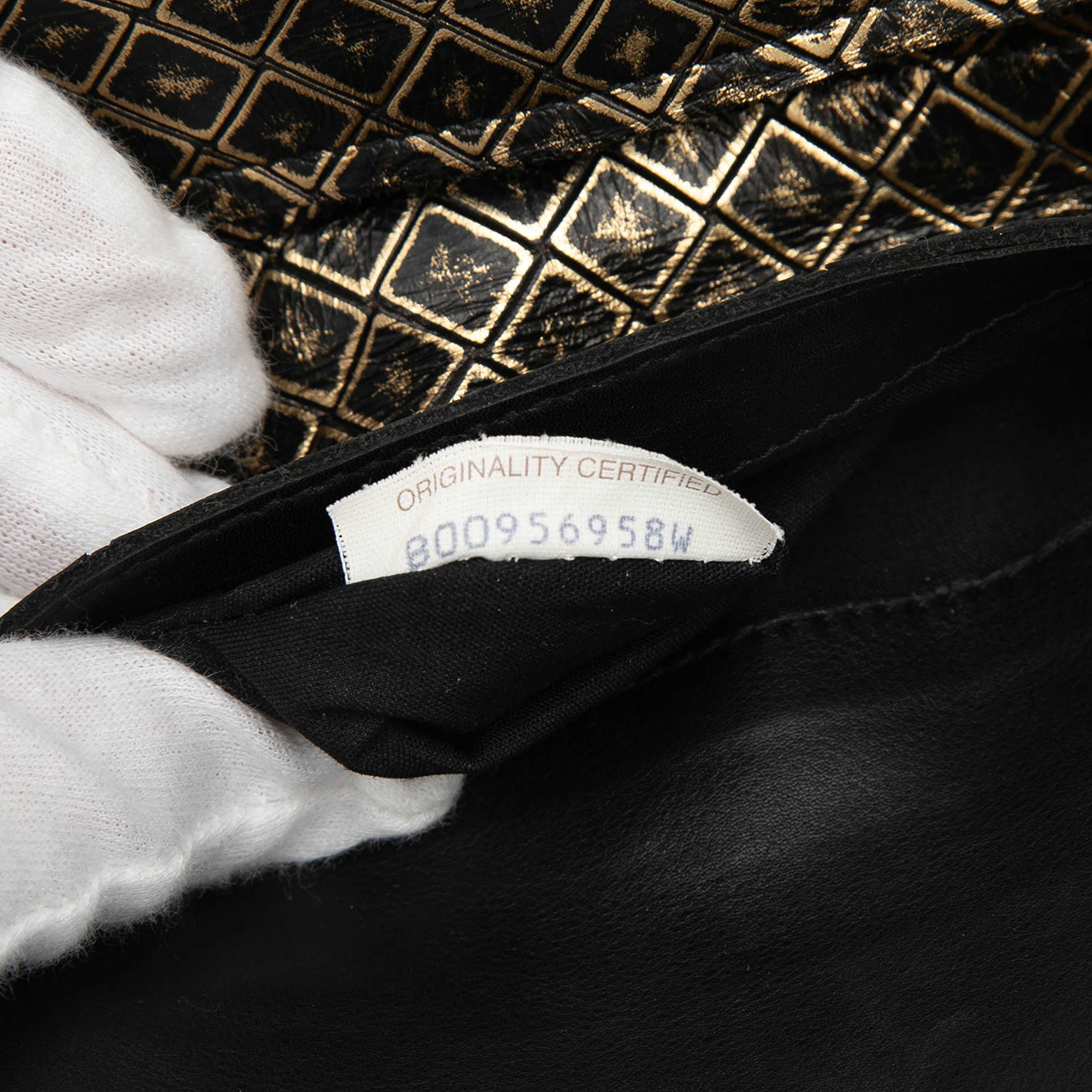 Bottega Veneta Metallic Calfskin Intrecciomirage Chain Flap Crossbody, från Luxclusif, i färgen gold. Klicka för att öppna bilden i stort format