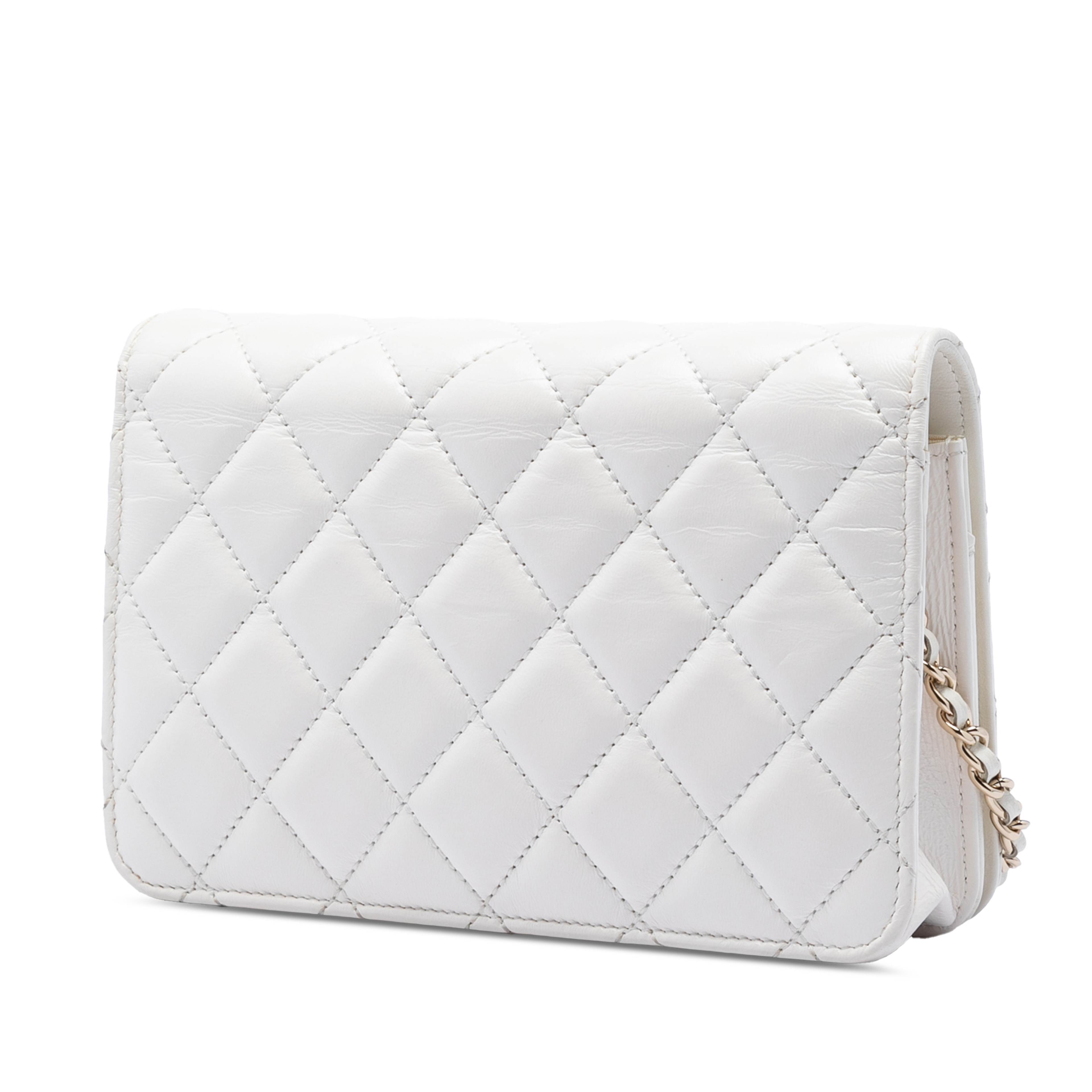 Chanel Cc Crinkled Chevron Calfskin Wallet On Chain, från Luxclusif, i färgen vit. Klicka för att öppna bilden i stort format