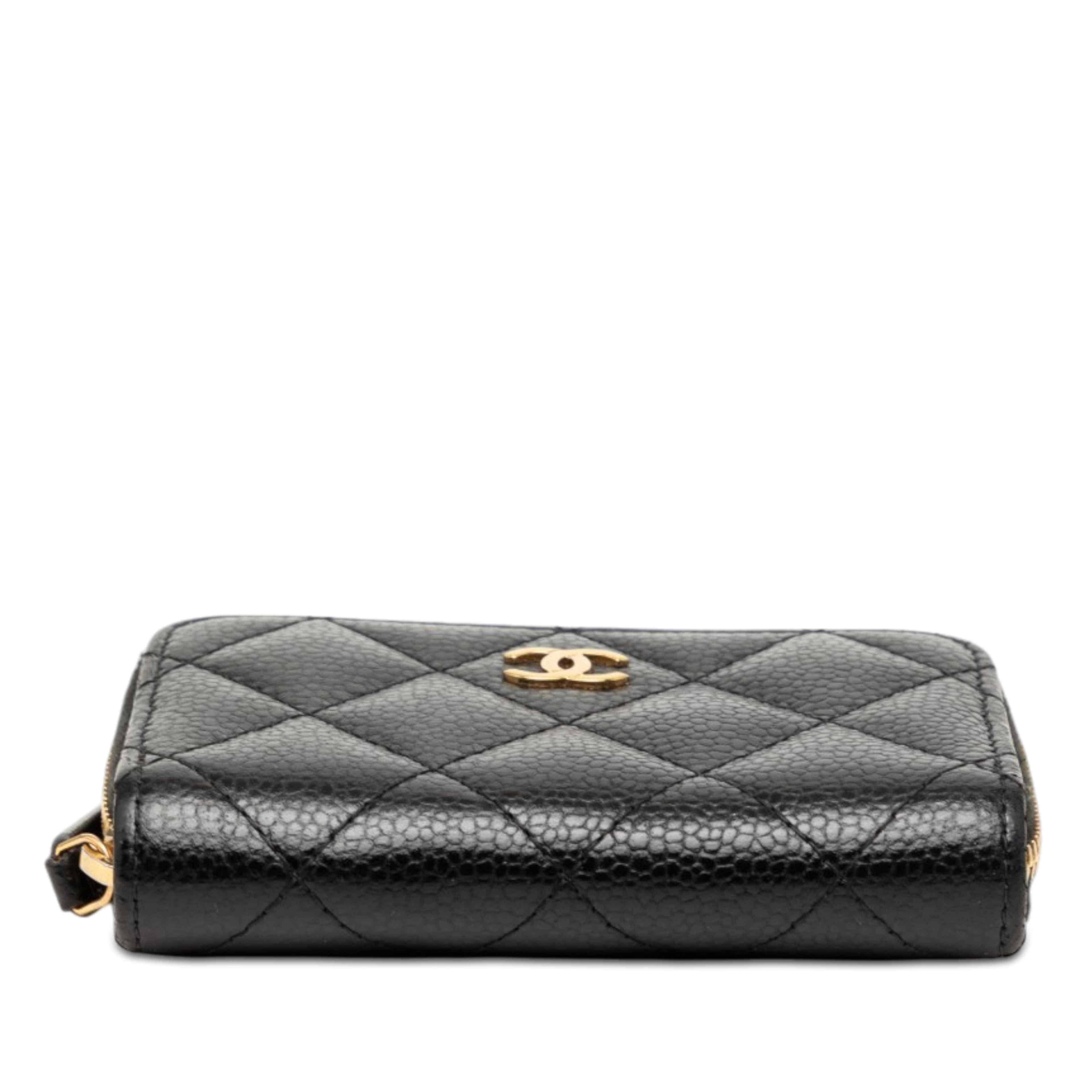 Chanel Cc Quilted Caviar Zip Coin Purse, från Luxclusif, i färgen svart. Klicka för att öppna bilden i stort format