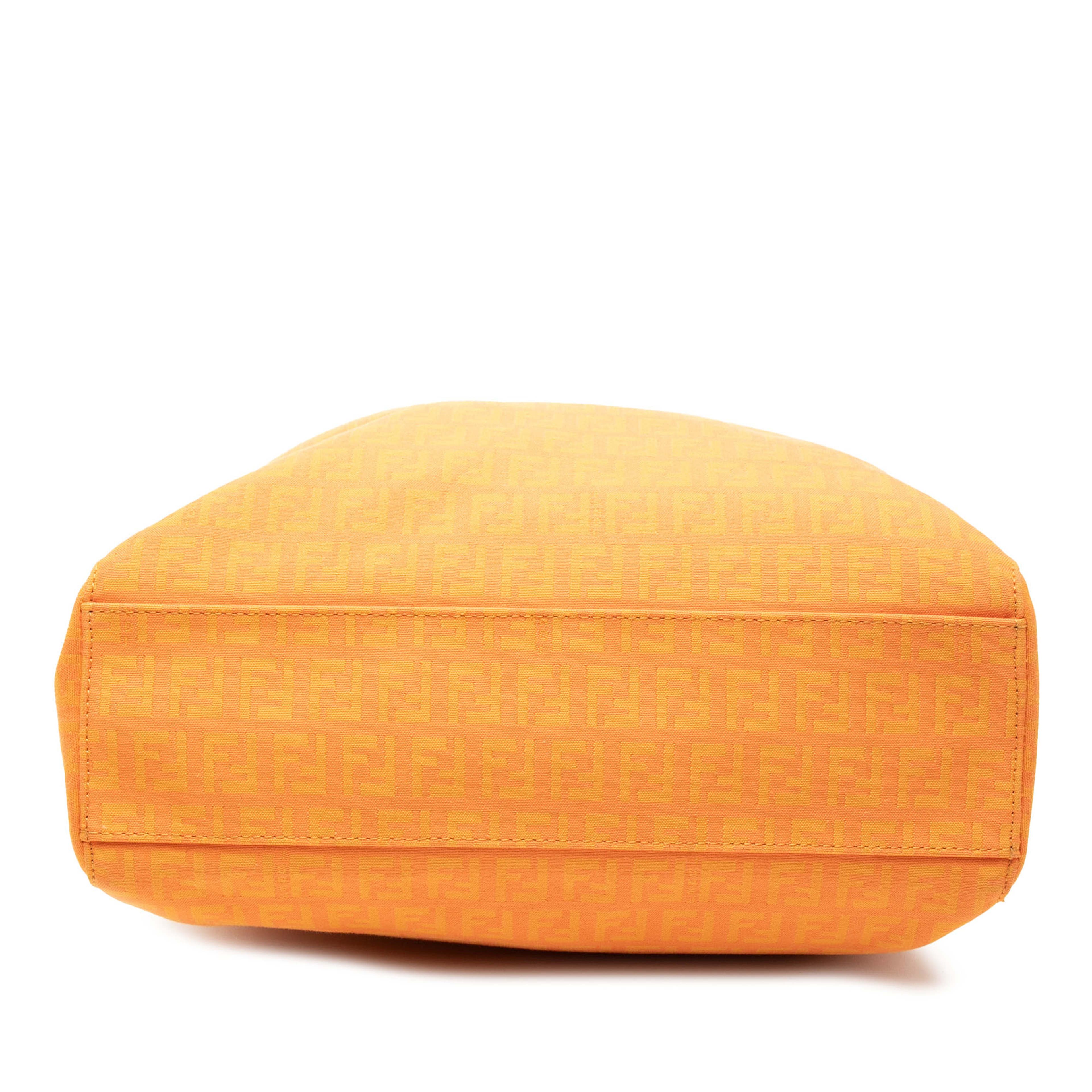 Fendi Zucchino Canvas Tote, från Luxclusif, i färgen orange. Klicka för att öppna bilden i stort format