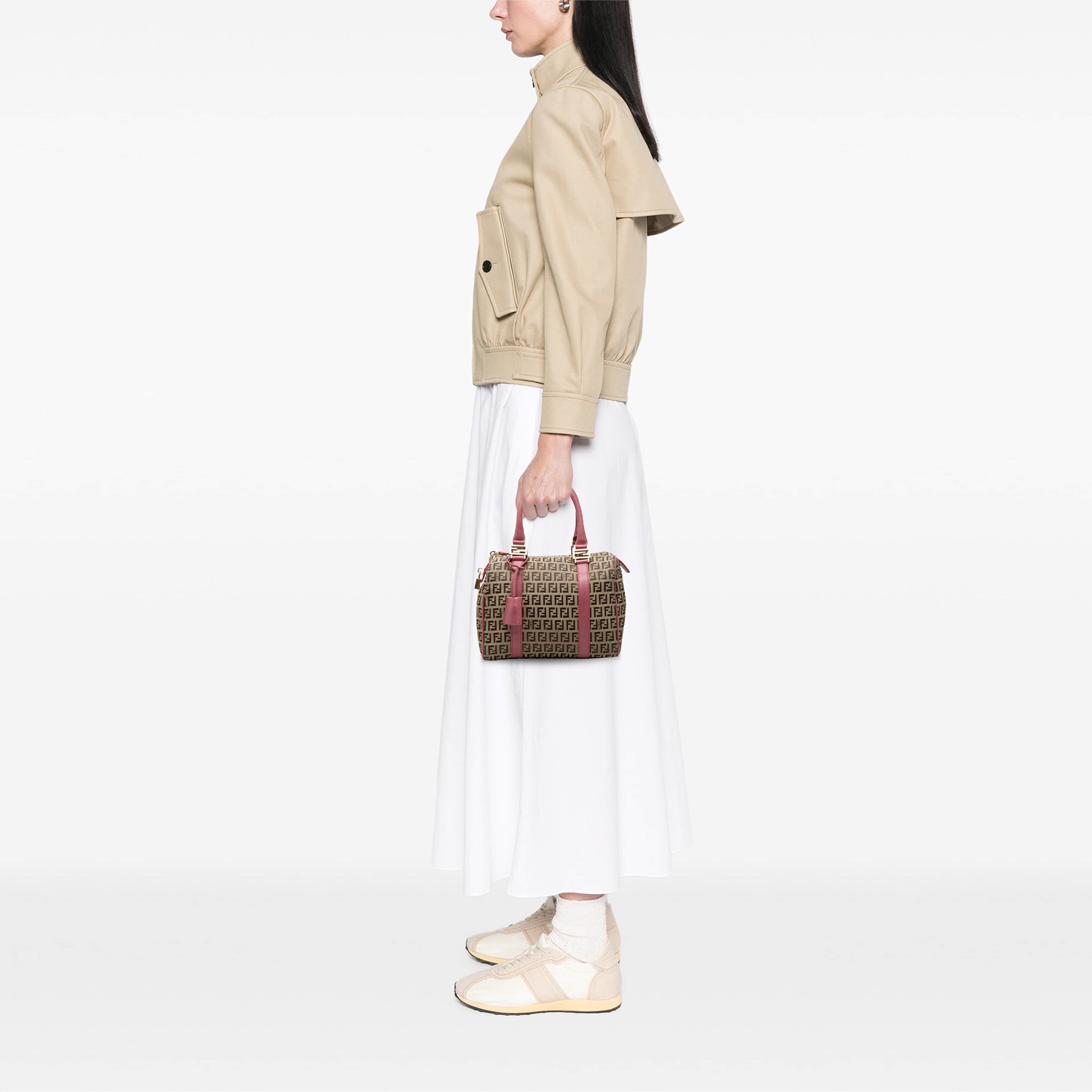 Fendi Zucchino Canvas Boston Bag, från Luxclusif, i färgen beige. Klicka för att öppna bilden i stort format