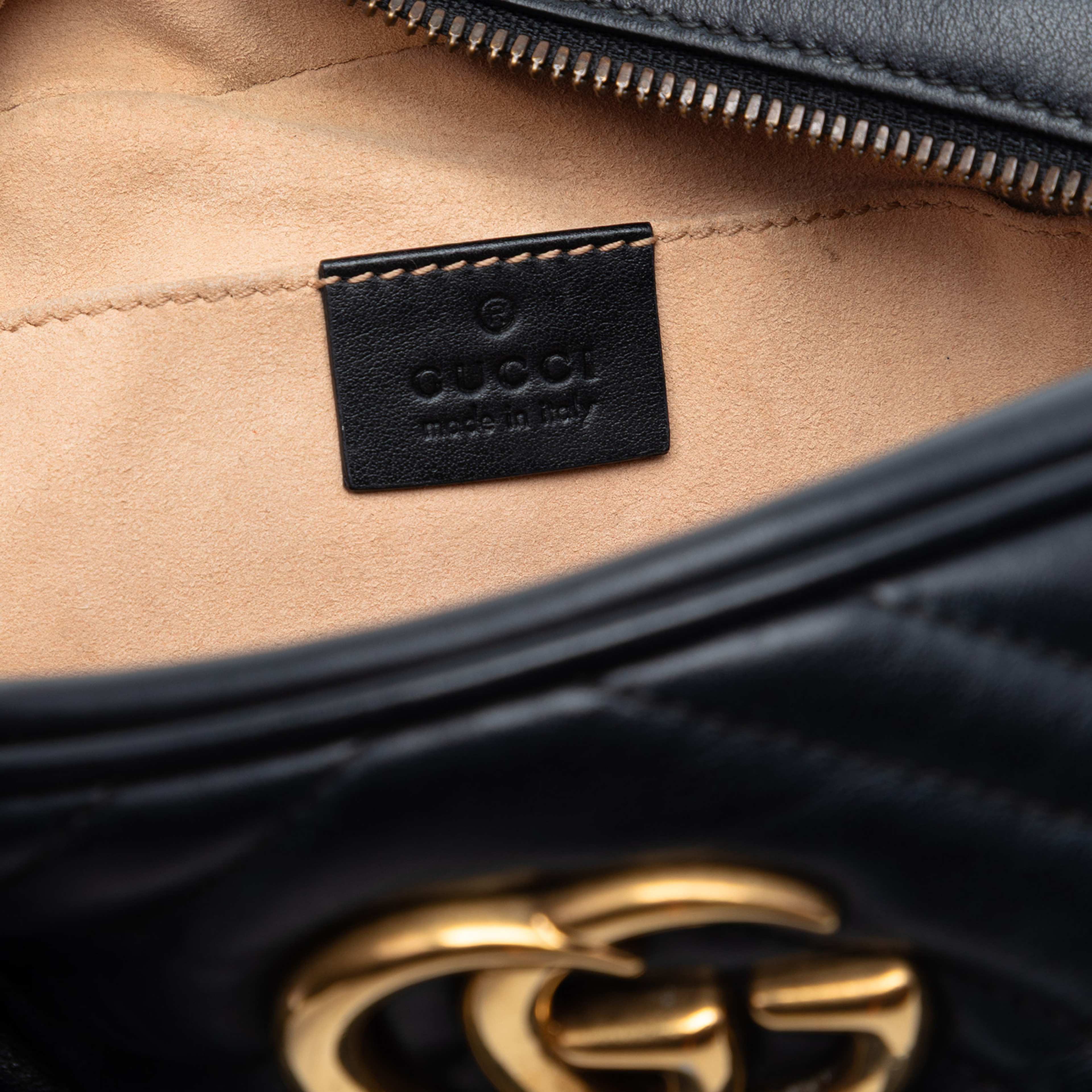 Gucci Small Gg Marmont Matelasse Calfskin Crossbody, från Luxclusif, i färgen black. Klicka för att öppna bilden i stort format