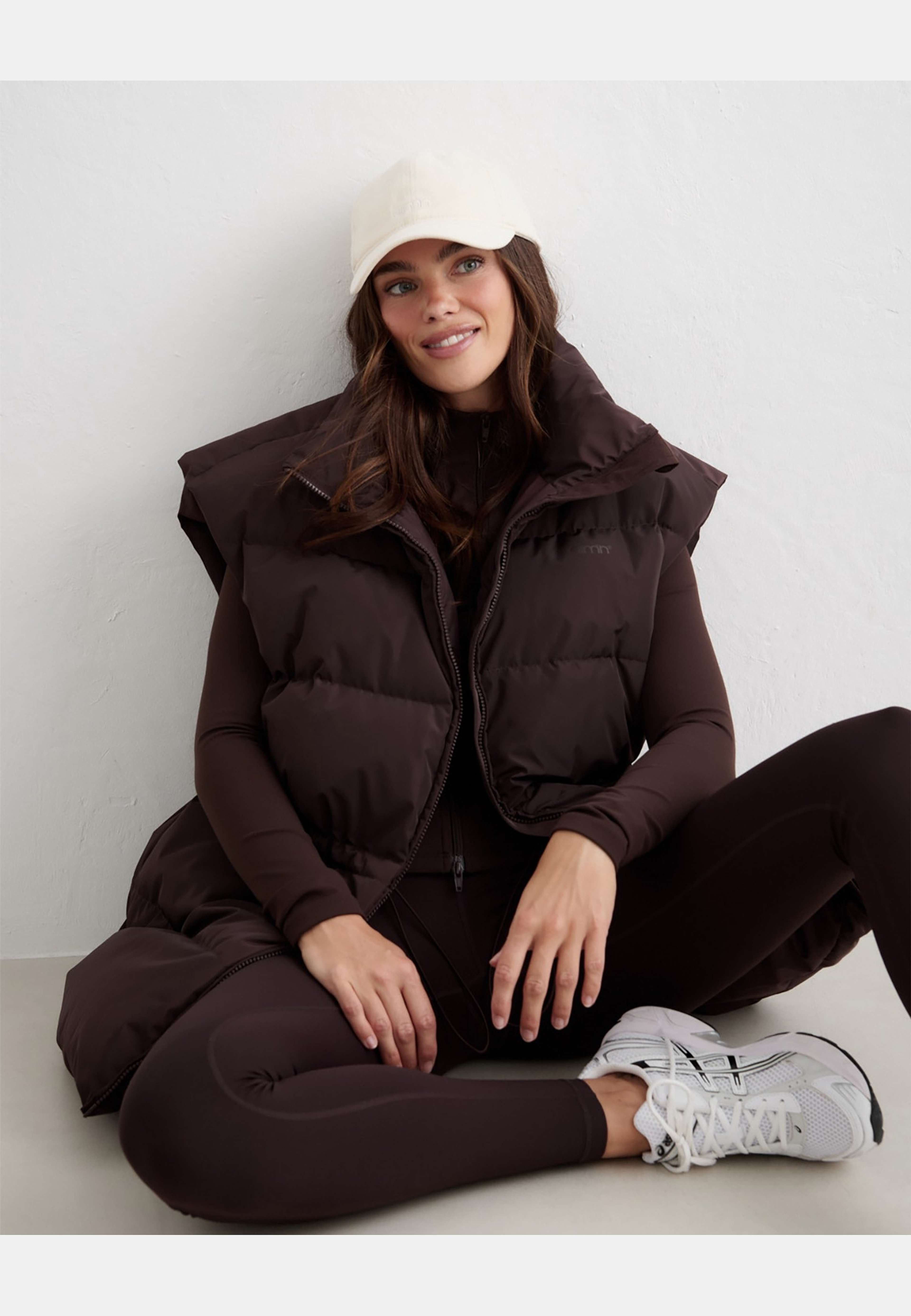Moment Puffer Vest, från aim'n, i färgen cacao. Klicka för att öppna bilden i stort format