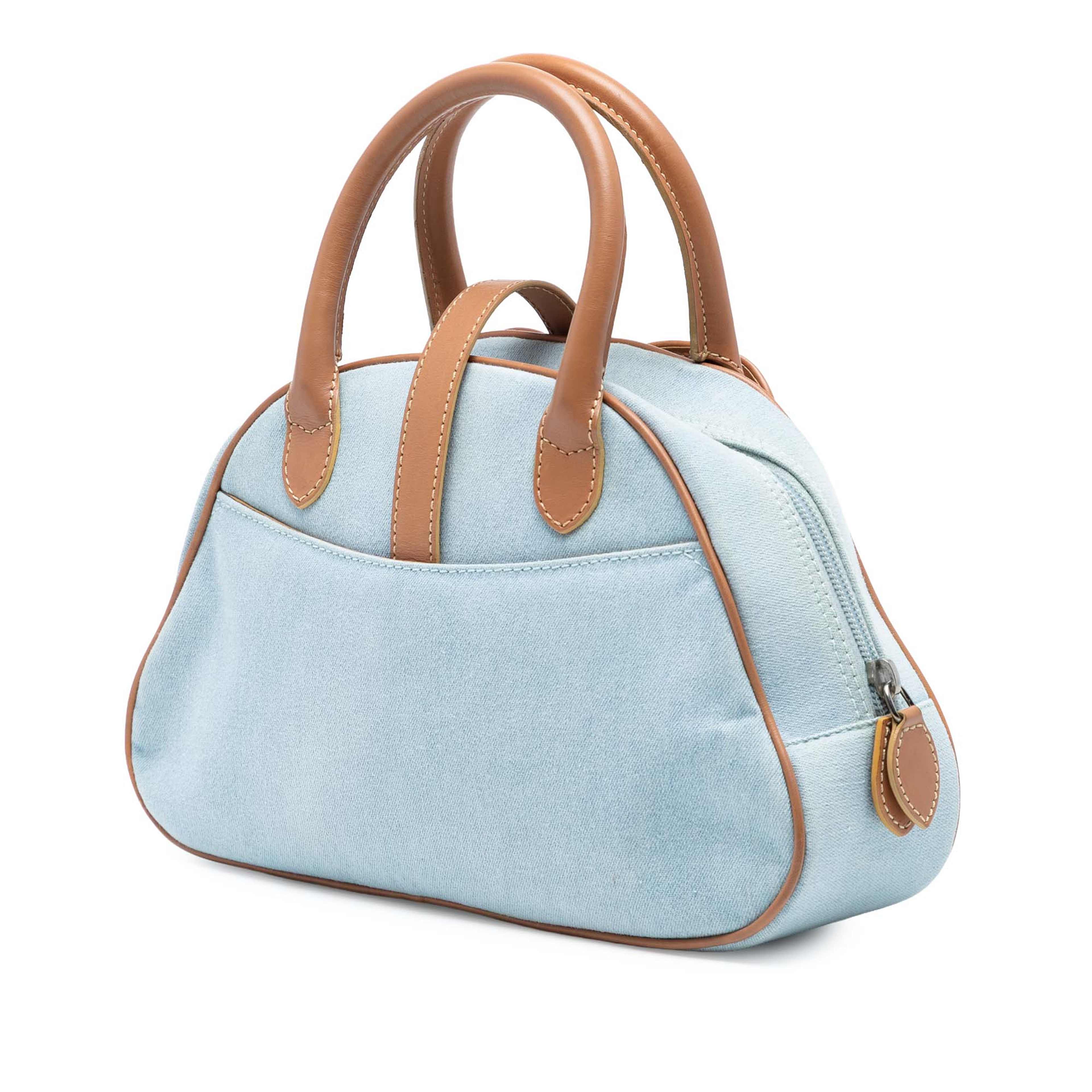 Dior Mini Denim Double Saddle Bowler Bag, från Luxclusif, i färgen light blue. Klicka för att öppna bilden i stort format
