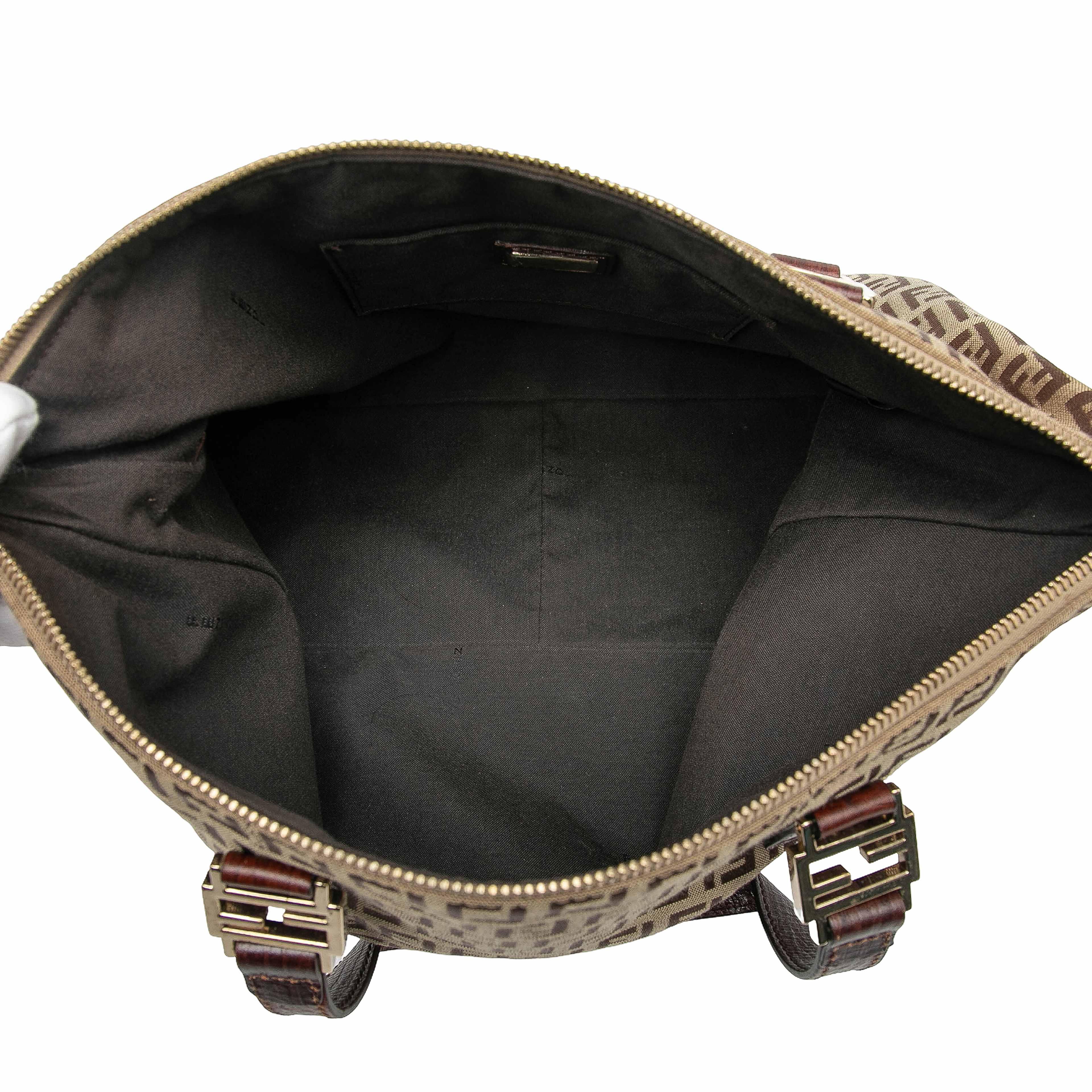 Fendi Zucchino Canvas Tote, från Luxclusif, i färgen beige. Klicka för att öppna bilden i stort format