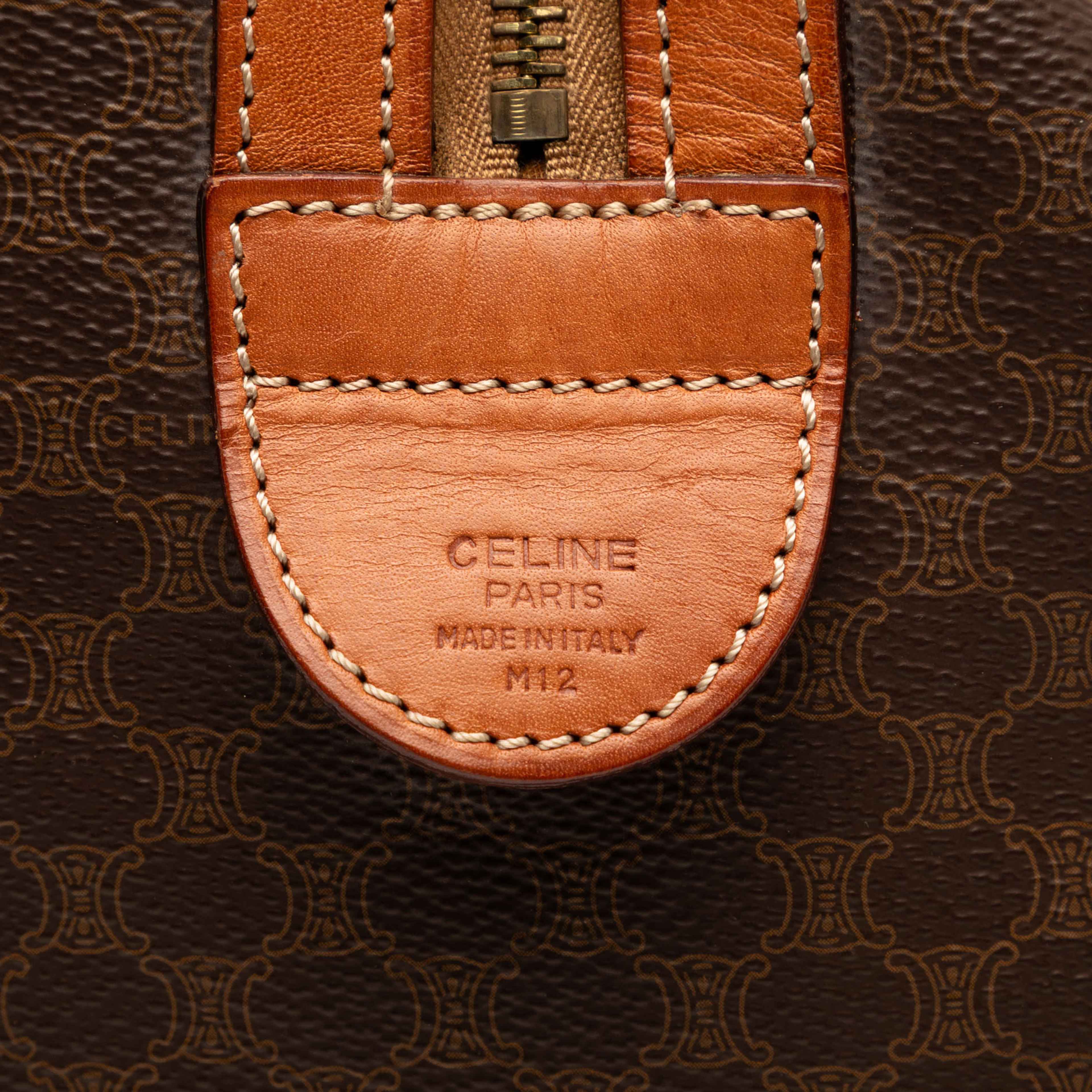 Celine Macadam Coated Canvas Boston Bag, från Luxclusif, i färgen brun. Klicka för att öppna bilden i stort format
