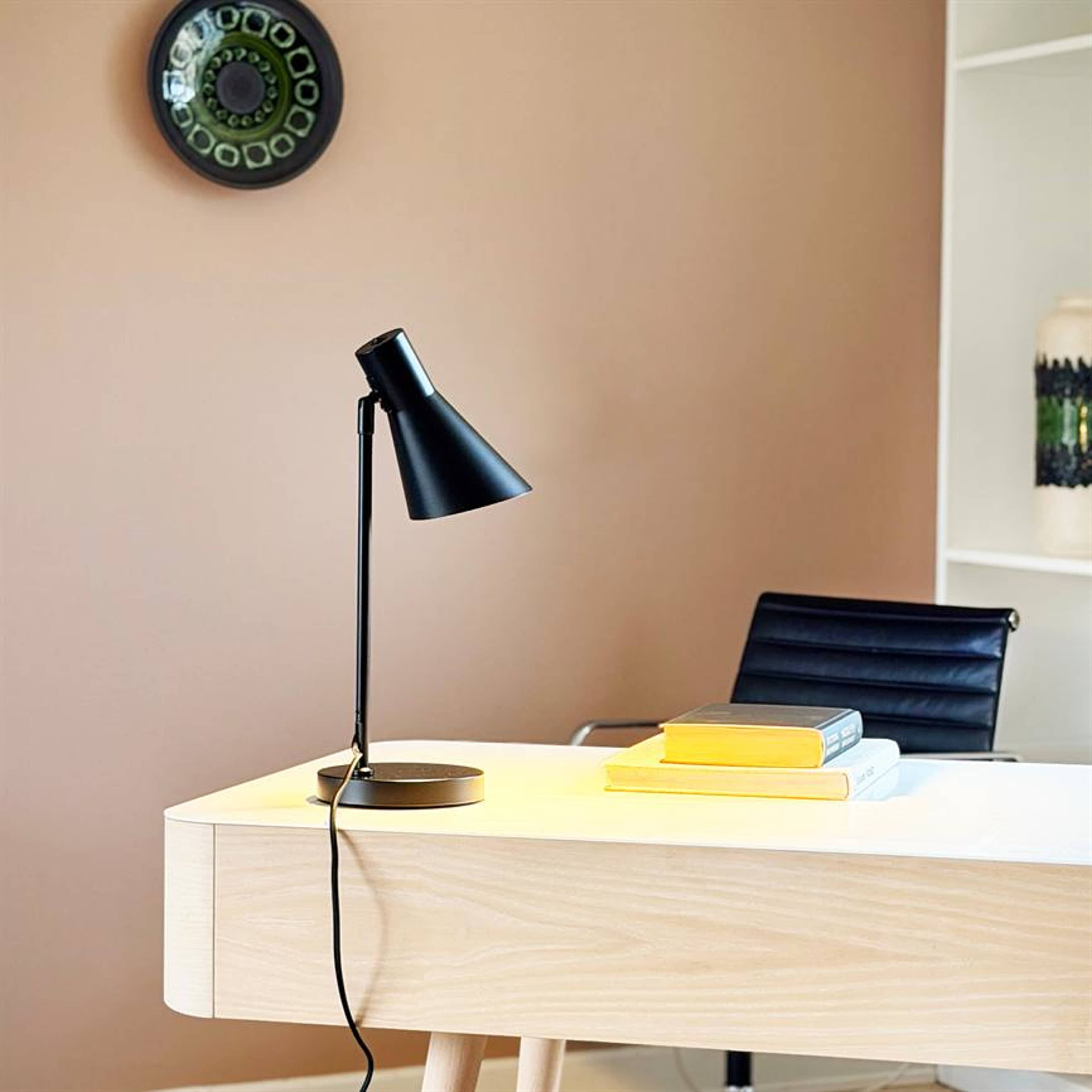 Dl12 Table Lamp, från Dyberg Larsen, i färgen black. Klicka för att öppna bilden i stort format