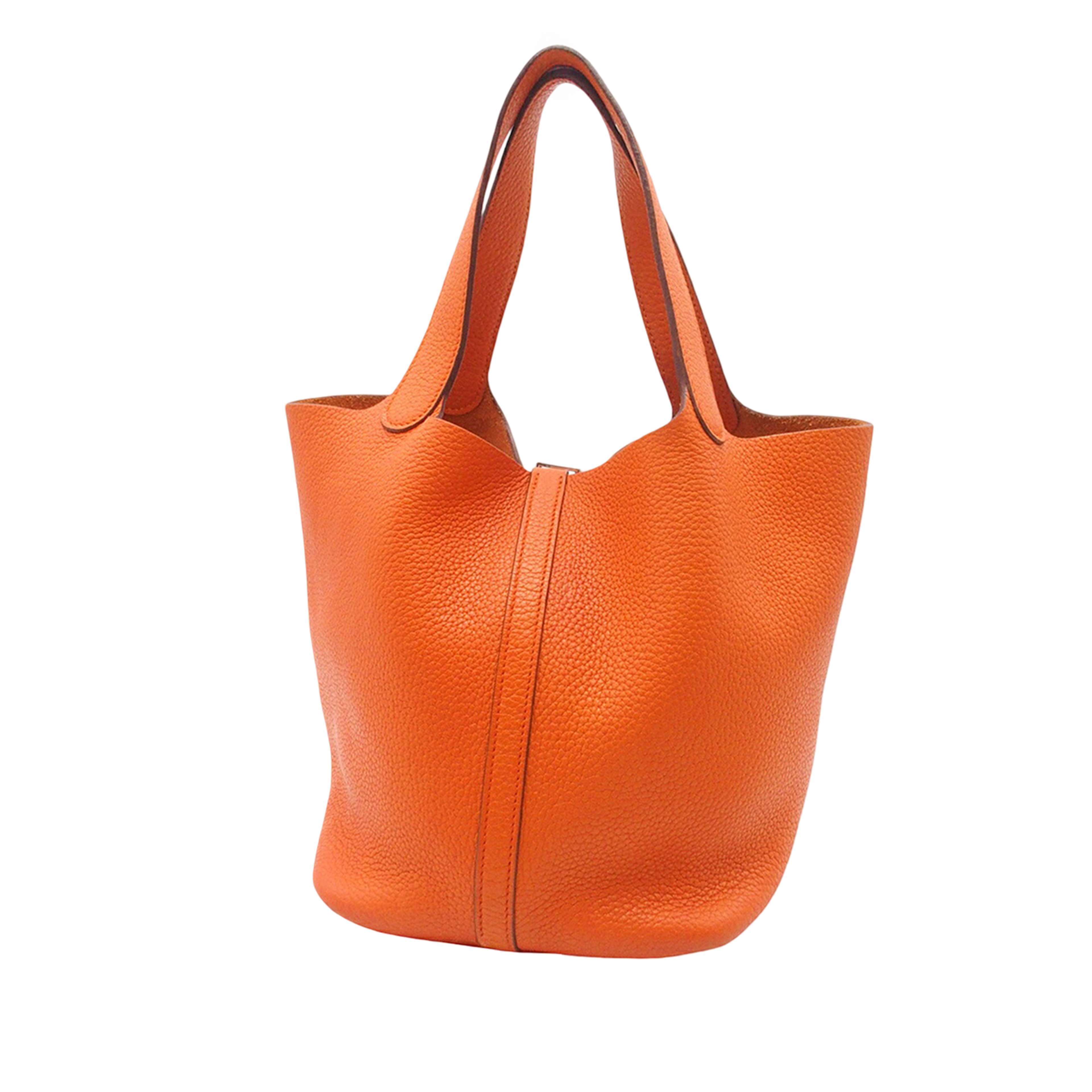 Hermès Clemence Picotin Lock 22, från Luxclusif, i färgen orange. Klicka för att öppna bilden i stort format