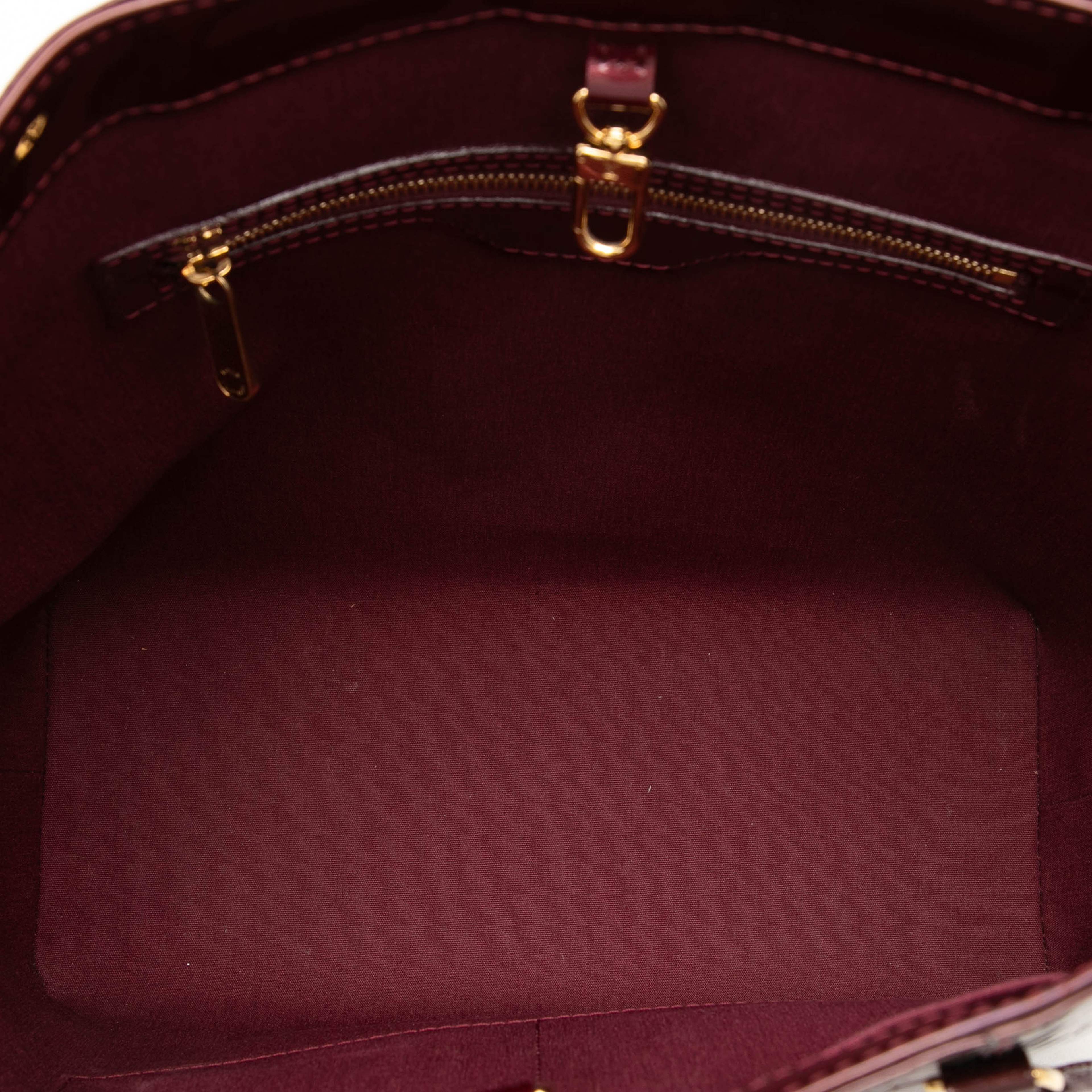 Louis Vuitton Mongoram Vernis Avalon Mm, från Luxclusif, i färgen burgundy. Klicka för att öppna bilden i stort format